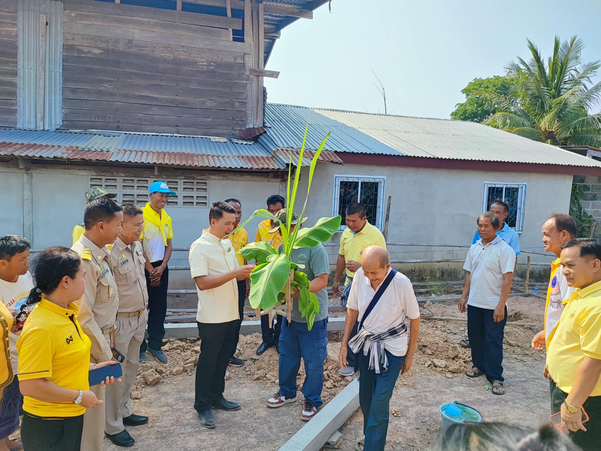 พช.เลิงนกทา จังหวัดยโสธร พิธียกเสาเอก เสาโท โครงการบ้านห่วงใยจากใจ GLO ประจำปี 2566