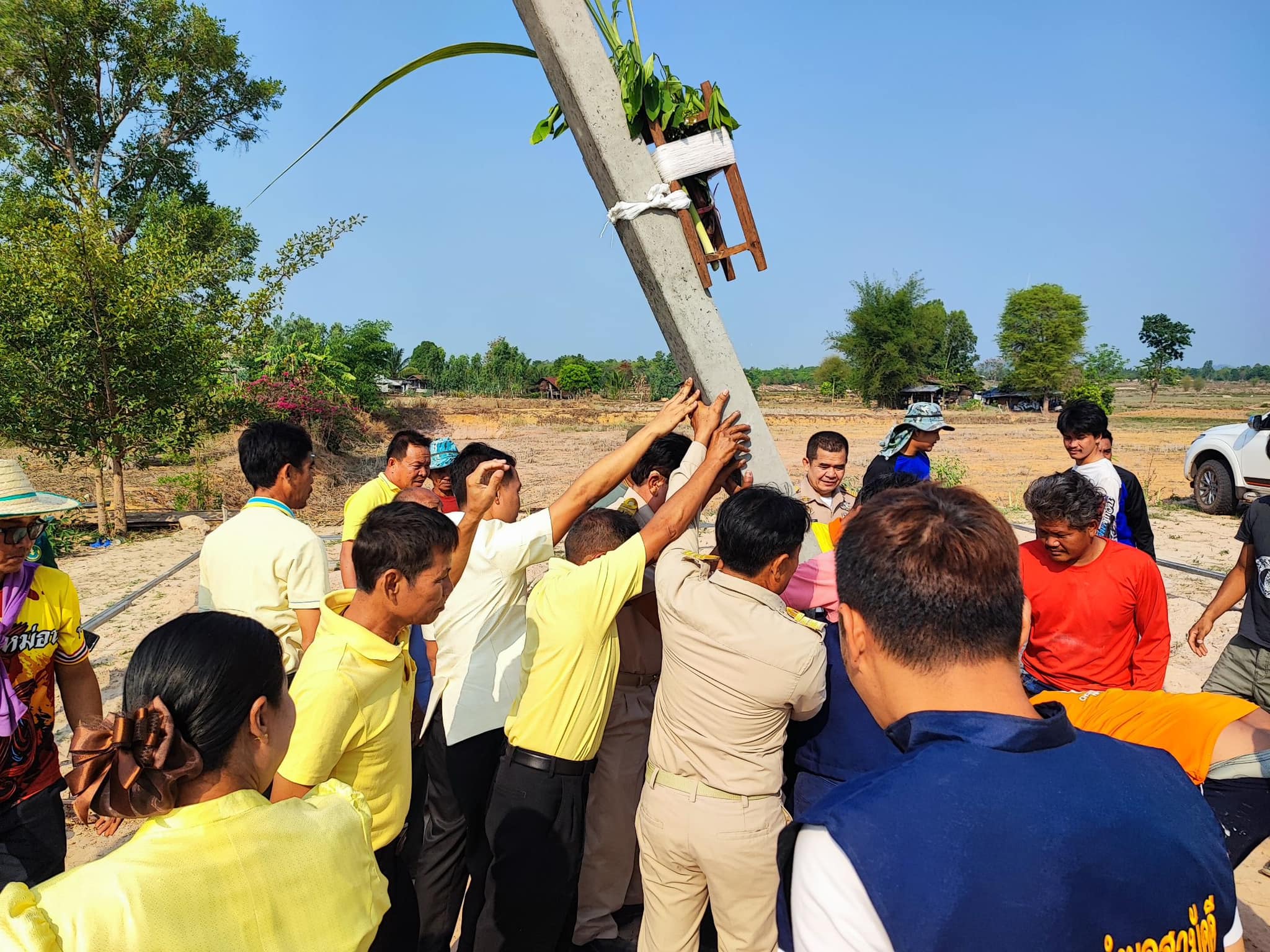 พช.เลิงนกทา จังหวัดยโสธร พิธียกเสาเอก เสาโท โครงการบ้านห่วงใยจากใจ GLO ประจำปี 2566