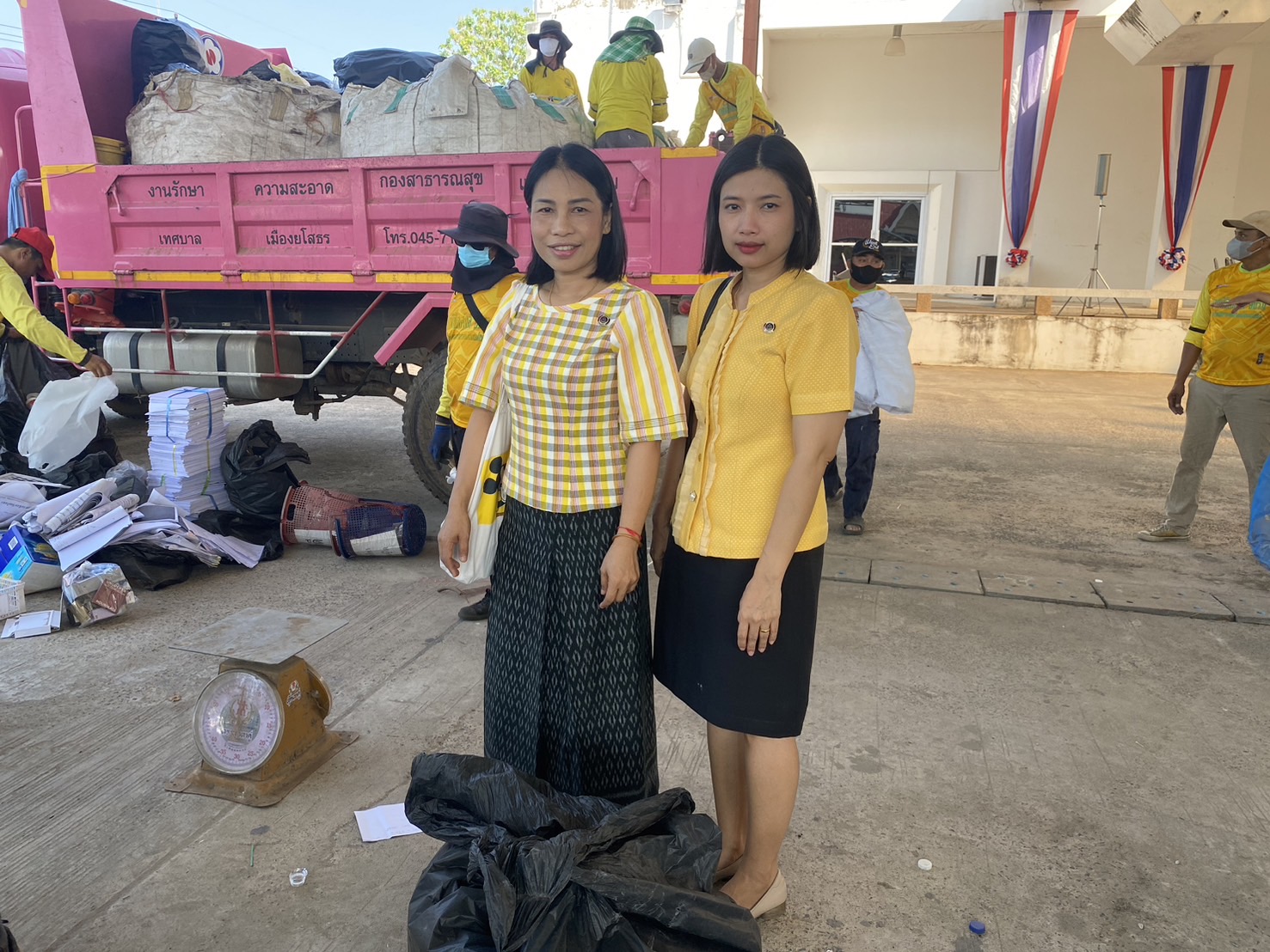 พช.ยโสธร ร่วมขับเคลื่อนจังหวัดสะอาดอย่างยั่งยืน รวมพลัง คัดแยก (ขยะ) แลกบุญ ลดปัญหาขยะ ลดก๊าซเรือนกระจก และยังได้ร่วมทำบุญสาธารณกุศลด้วย