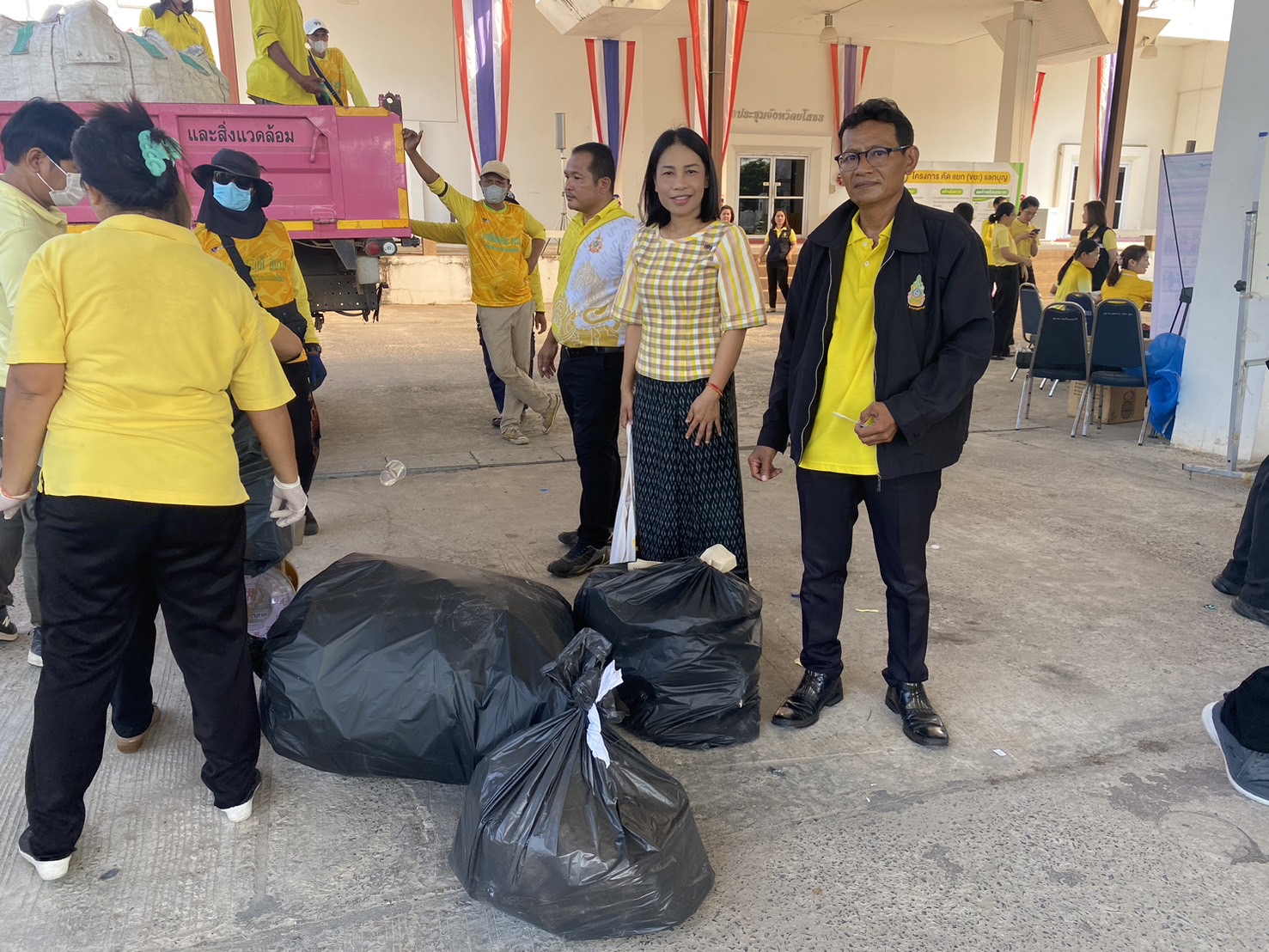 พช.ยโสธร ร่วมขับเคลื่อนจังหวัดสะอาดอย่างยั่งยืน รวมพลัง คัดแยก (ขยะ) แลกบุญ ลดปัญหาขยะ ลดก๊าซเรือนกระจก และยังได้ร่วมทำบุญสาธารณกุศลด้วย
