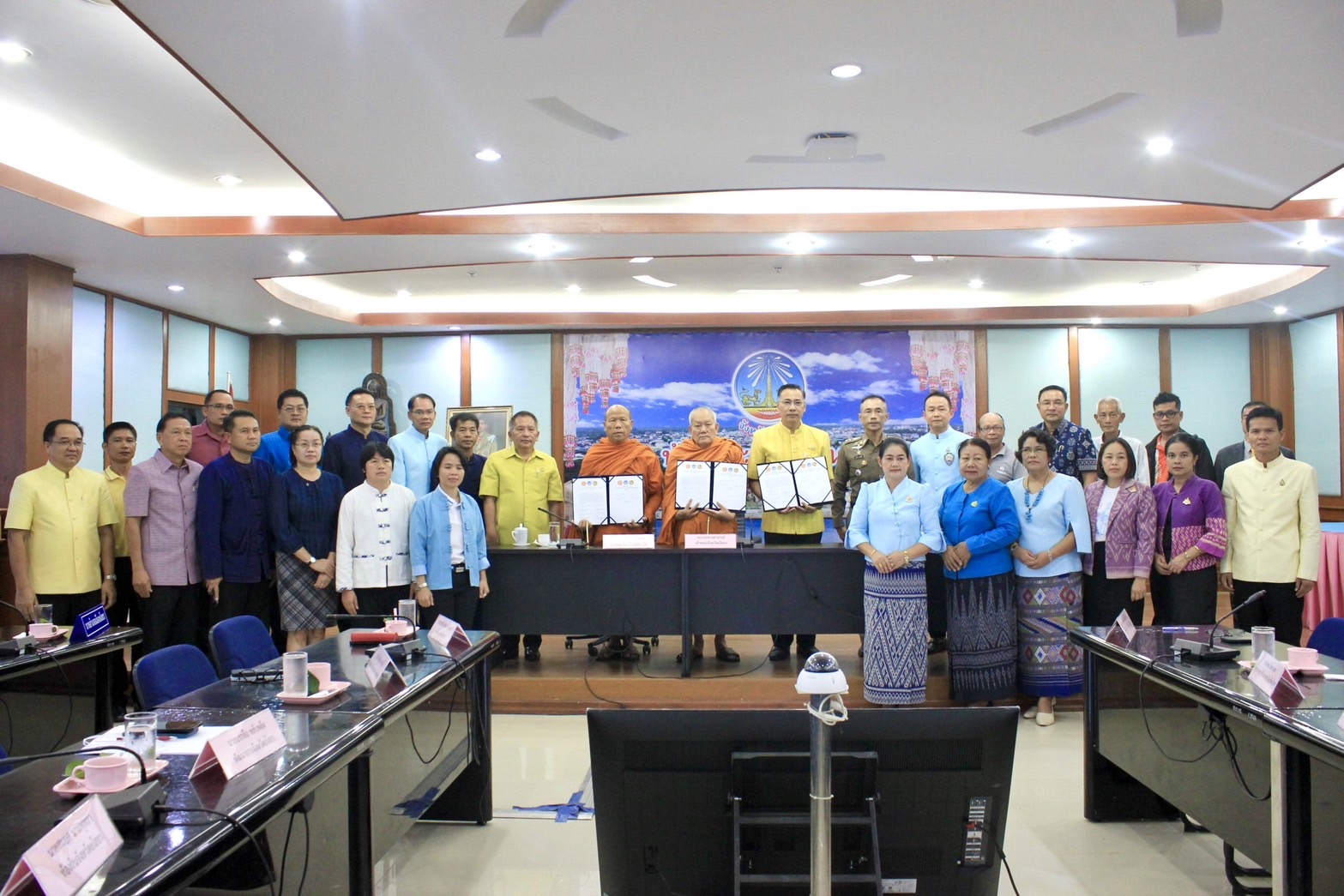 พช.ยโสธรร่วมกิจกรรม MOU ความร่วมมือบทบาทในการเกื้อหนุนระหว่างวัดและชุมชนให้มีความสุขอย่างยั่งยืน จังหวัดยโสธร