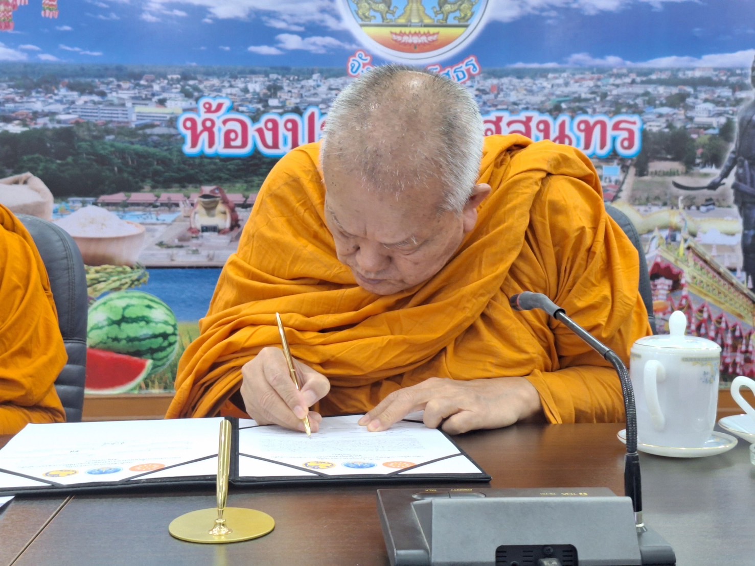 พช.ยโสธรร่วมกิจกรรม MOU ความร่วมมือบทบาทในการเกื้อหนุนระหว่างวัดและชุมชนให้มีความสุขอย่างยั่งยืน จังหวัดยโสธร