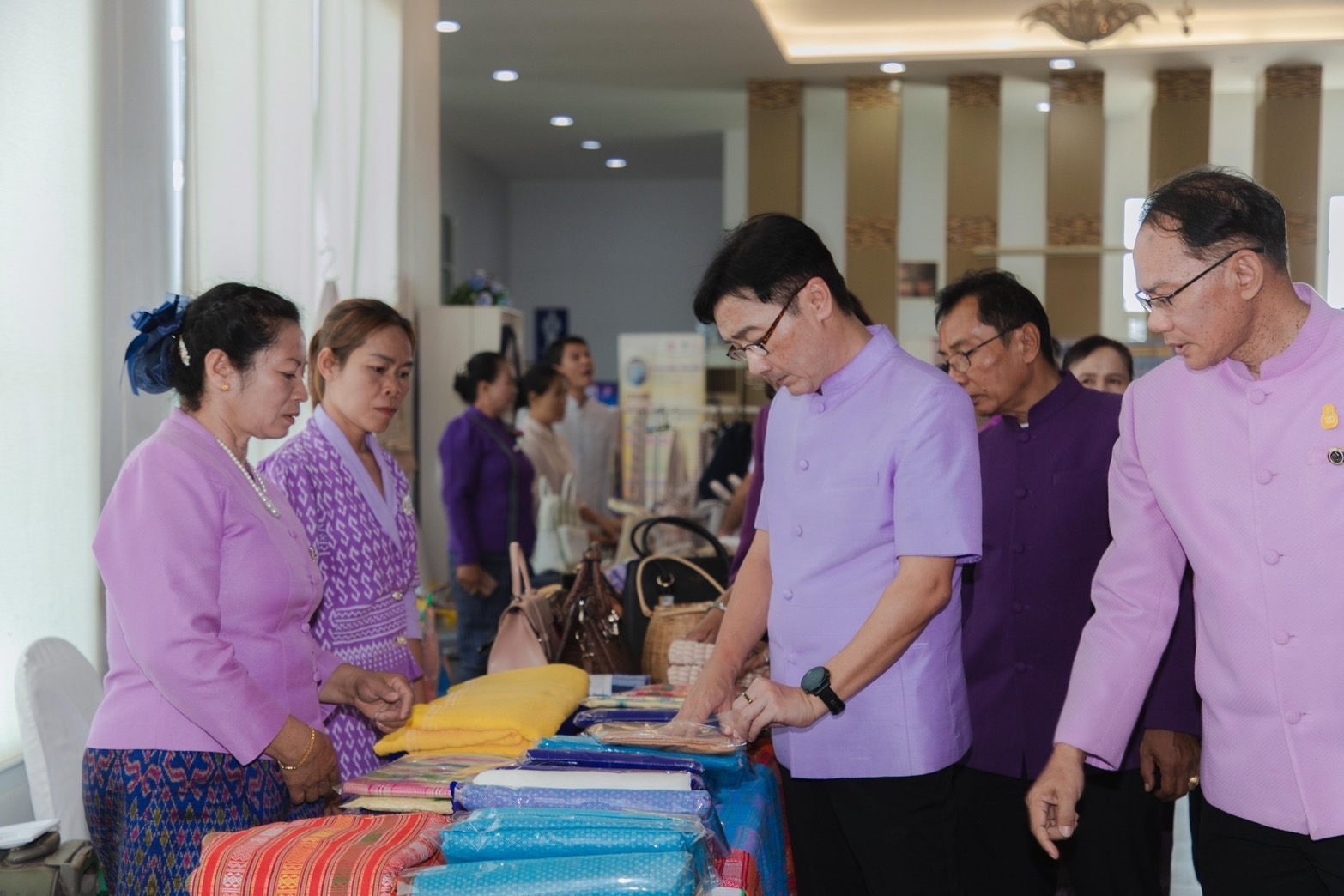พช.ยโสธร ดำเนินโครงการ รวมพลังสตรีศรียโสธร สืบสานผ้าประจำถิ่นสวมใส่ให้สนุก ชู soft power จังหวัดยโสธร เนื่องในวันสตรีสากล ประจำปี 2567