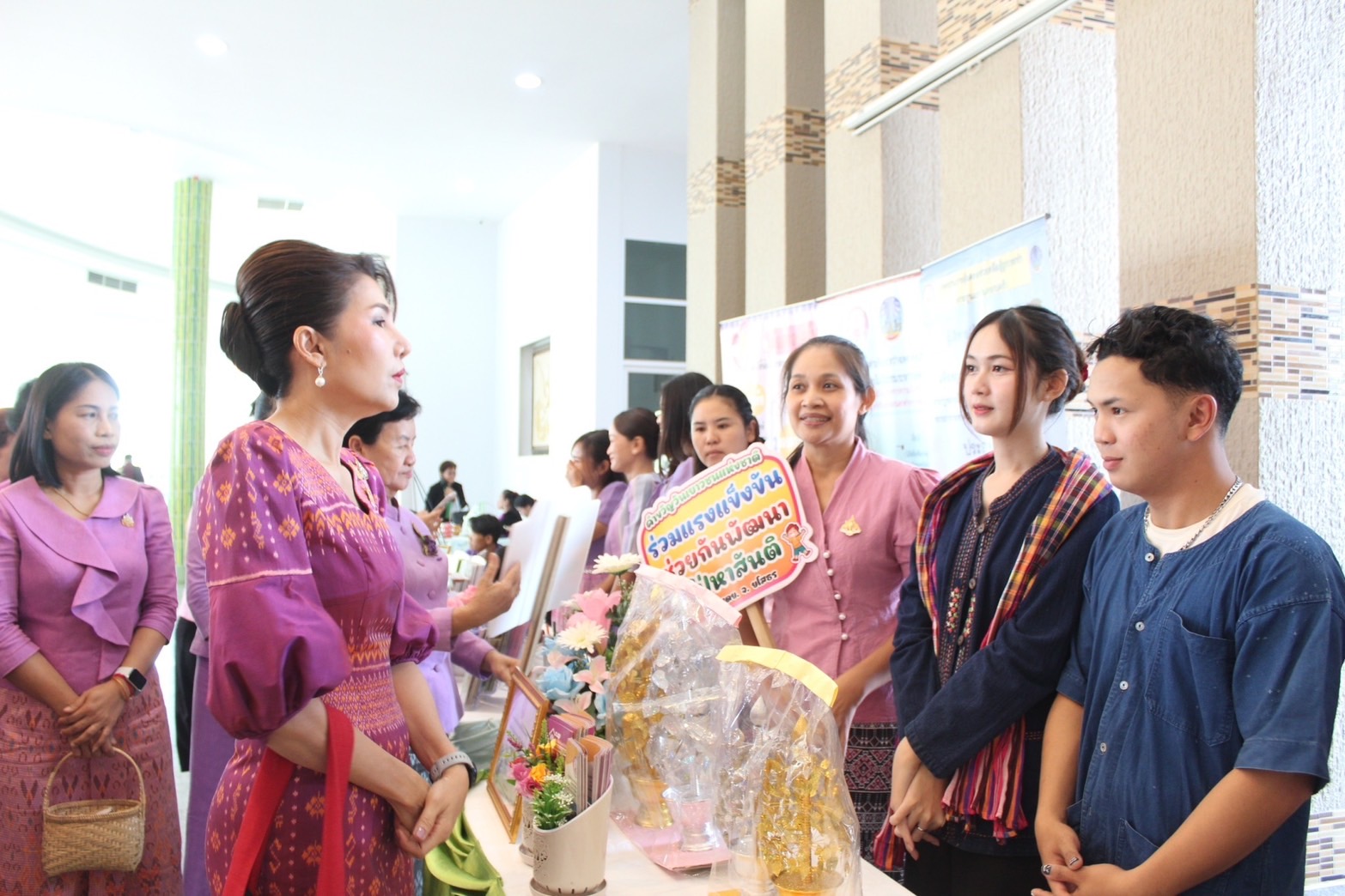 พช.ยโสธร ดำเนินโครงการ รวมพลังสตรีศรียโสธร สืบสานผ้าประจำถิ่นสวมใส่ให้สนุก ชู soft power จังหวัดยโสธร เนื่องในวันสตรีสากล ประจำปี 2567