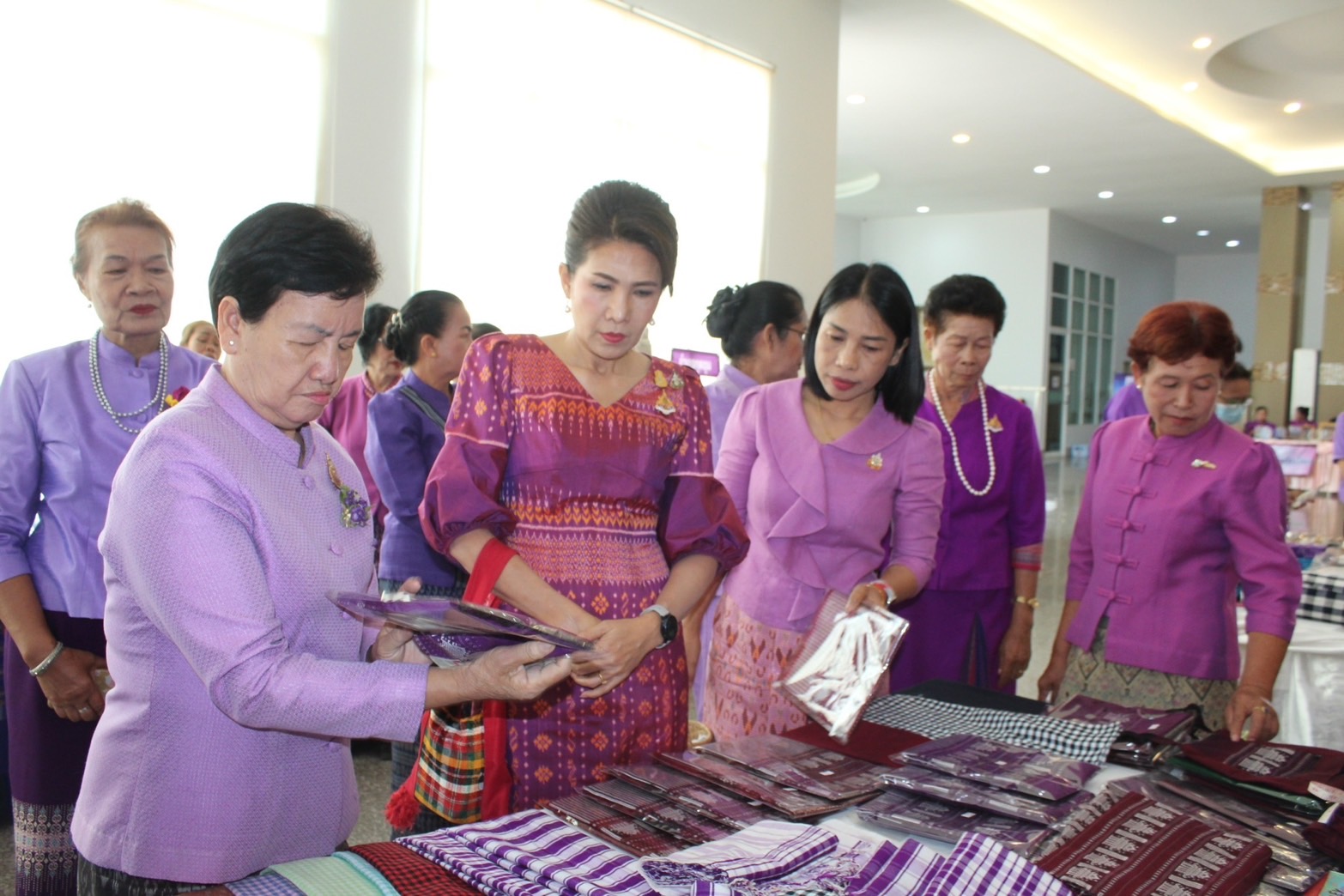 พช.ยโสธร ดำเนินโครงการ รวมพลังสตรีศรียโสธร สืบสานผ้าประจำถิ่นสวมใส่ให้สนุก ชู soft power จังหวัดยโสธร เนื่องในวันสตรีสากล ประจำปี 2567