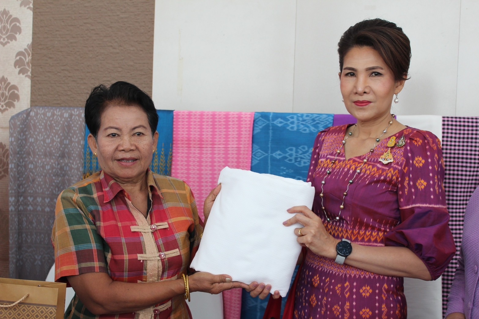 พช.ยโสธร ดำเนินโครงการ รวมพลังสตรีศรียโสธร สืบสานผ้าประจำถิ่นสวมใส่ให้สนุก ชู soft power จังหวัดยโสธร เนื่องในวันสตรีสากล ประจำปี 2567