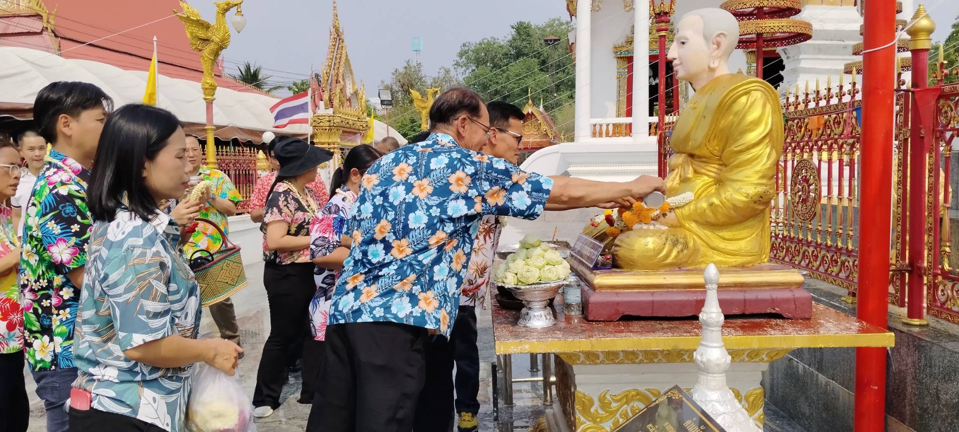 พช.ยโสธร ร่วมสรงน้ำพระและรดน้ำขอพรสืบสานประเพณีสงกรานต์จังหวัดยโสธร ประจำปี 2567