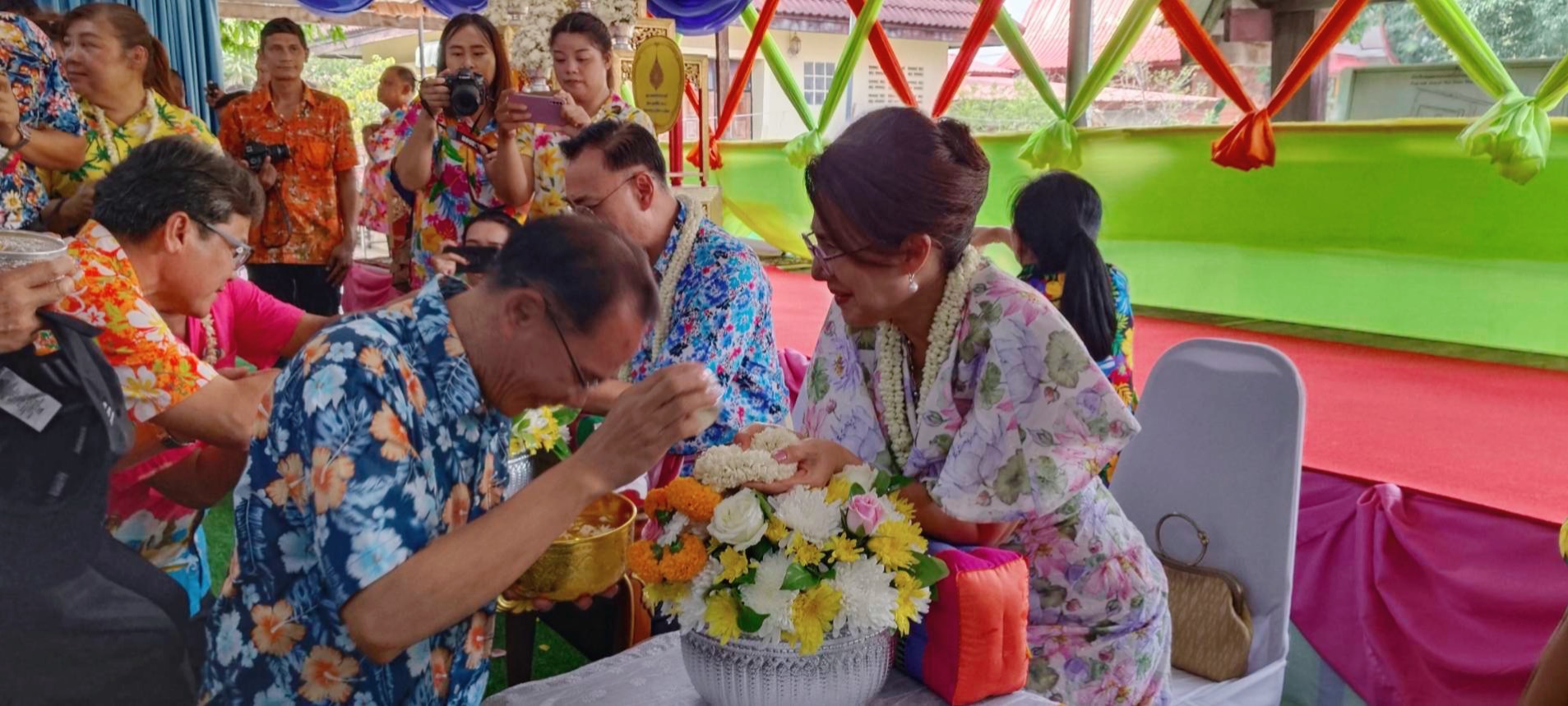 พช.ยโสธร ร่วมสรงน้ำพระและรดน้ำขอพรสืบสานประเพณีสงกรานต์จังหวัดยโสธร ประจำปี 2567