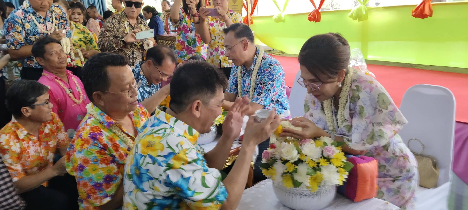 พช.ยโสธร ร่วมสรงน้ำพระและรดน้ำขอพรสืบสานประเพณีสงกรานต์จังหวัดยโสธร ประจำปี 2567