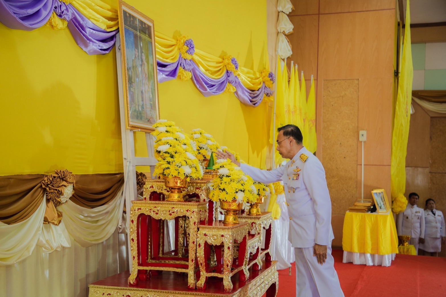 พช.ยโสธร ร่วมพิธีรับพระราชทานพระบรมฉายาลักษณ์พระบาทสมเด็จพระเจ้าอยู่หัว และสมเด็จพระนางเจ้าฯ พระบรมราชินี เพื่อเชิญไปประดิษฐาน ณ สถานศึกษา และหน่วยงานราชการต่าง ๆ