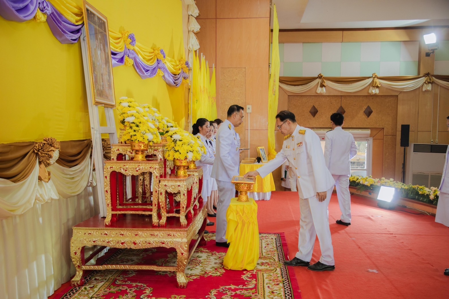 พช.ยโสธร ร่วมพิธีรับพระราชทานพระบรมฉายาลักษณ์พระบาทสมเด็จพระเจ้าอยู่หัว และสมเด็จพระนางเจ้าฯ พระบรมราชินี เพื่อเชิญไปประดิษฐาน ณ สถานศึกษา และหน่วยงานราชการต่าง ๆ