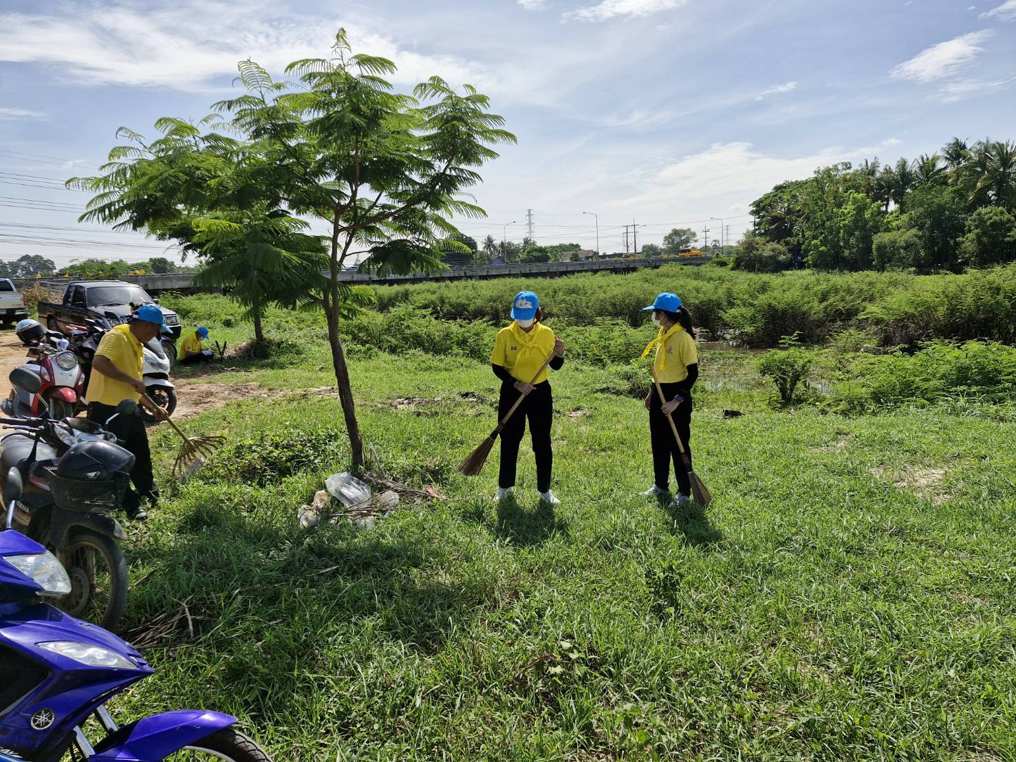 พช.ยโสธร ร่วมกิจกรรมจิตอาสาพัฒนา เนื่องในวันพระบาทสมเด็จพระปกเกล้าเจ้าอยู่หัว ณ บริเวณริมทางหลวงหมายเลข 292 ทางเลี่ยงเมือง ตำบลในเมือง อำเภอเมือง จังหวัดยโสธร