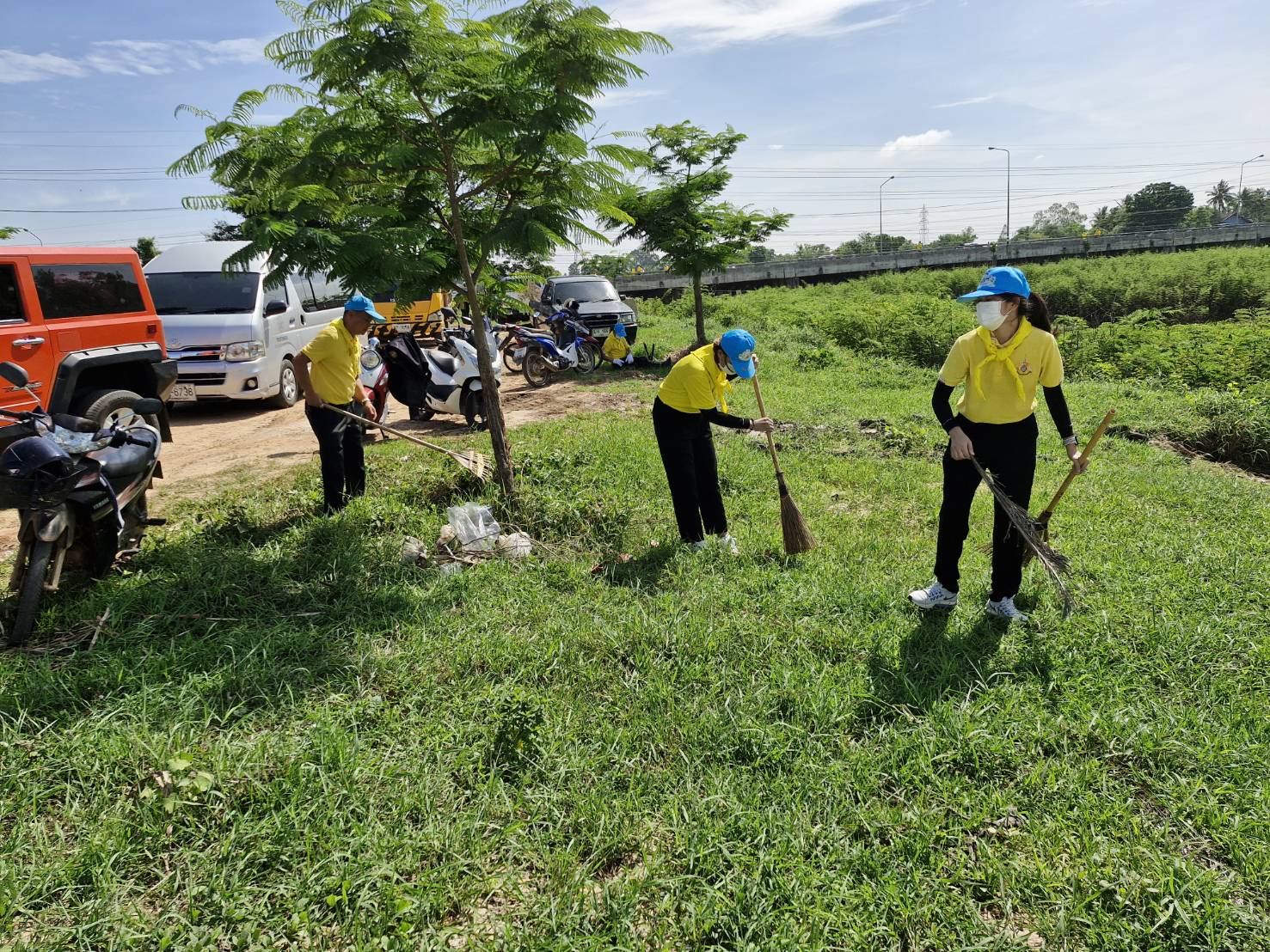 พช.ยโสธร ร่วมกิจกรรมจิตอาสาพัฒนา เนื่องในวันพระบาทสมเด็จพระปกเกล้าเจ้าอยู่หัว ณ บริเวณริมทางหลวงหมายเลข 292 ทางเลี่ยงเมือง ตำบลในเมือง อำเภอเมือง จังหวัดยโสธร