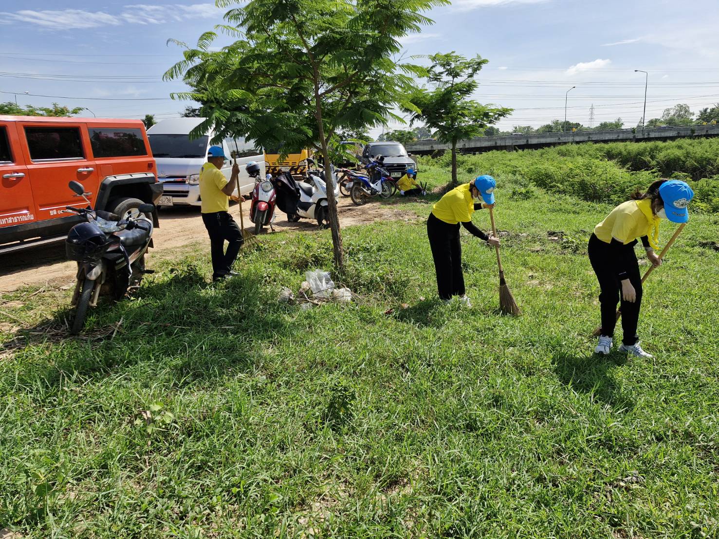 พช.ยโสธร ร่วมกิจกรรมจิตอาสาพัฒนา เนื่องในวันพระบาทสมเด็จพระปกเกล้าเจ้าอยู่หัว ณ บริเวณริมทางหลวงหมายเลข 292 ทางเลี่ยงเมือง ตำบลในเมือง อำเภอเมือง จังหวัดยโสธร