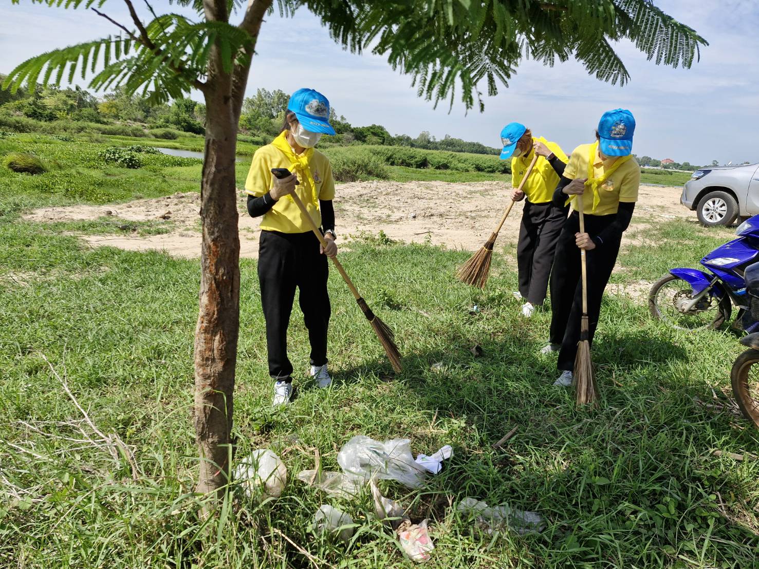 พช.ยโสธร ร่วมกิจกรรมจิตอาสาพัฒนา เนื่องในวันพระบาทสมเด็จพระปกเกล้าเจ้าอยู่หัว ณ บริเวณริมทางหลวงหมายเลข 292 ทางเลี่ยงเมือง ตำบลในเมือง อำเภอเมือง จังหวัดยโสธร