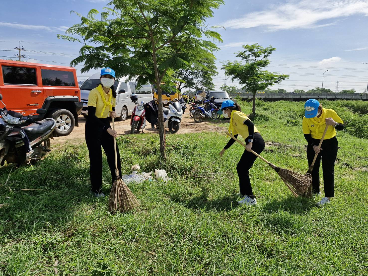 พช.ยโสธร ร่วมกิจกรรมจิตอาสาพัฒนา เนื่องในวันพระบาทสมเด็จพระปกเกล้าเจ้าอยู่หัว ณ บริเวณริมทางหลวงหมายเลข 292 ทางเลี่ยงเมือง ตำบลในเมือง อำเภอเมือง จังหวัดยโสธร