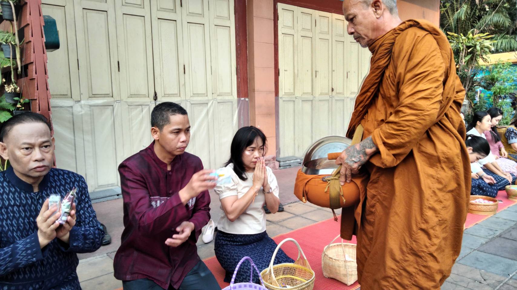 พช.ยโสธร ร่วมกิจกรรมทำบุญตักบาตรย้อนยุค วิถีถิ่น วิถีไทย ถนนคนเดินยโสธร เมืองเก่าบ้านสิงห์ท่า