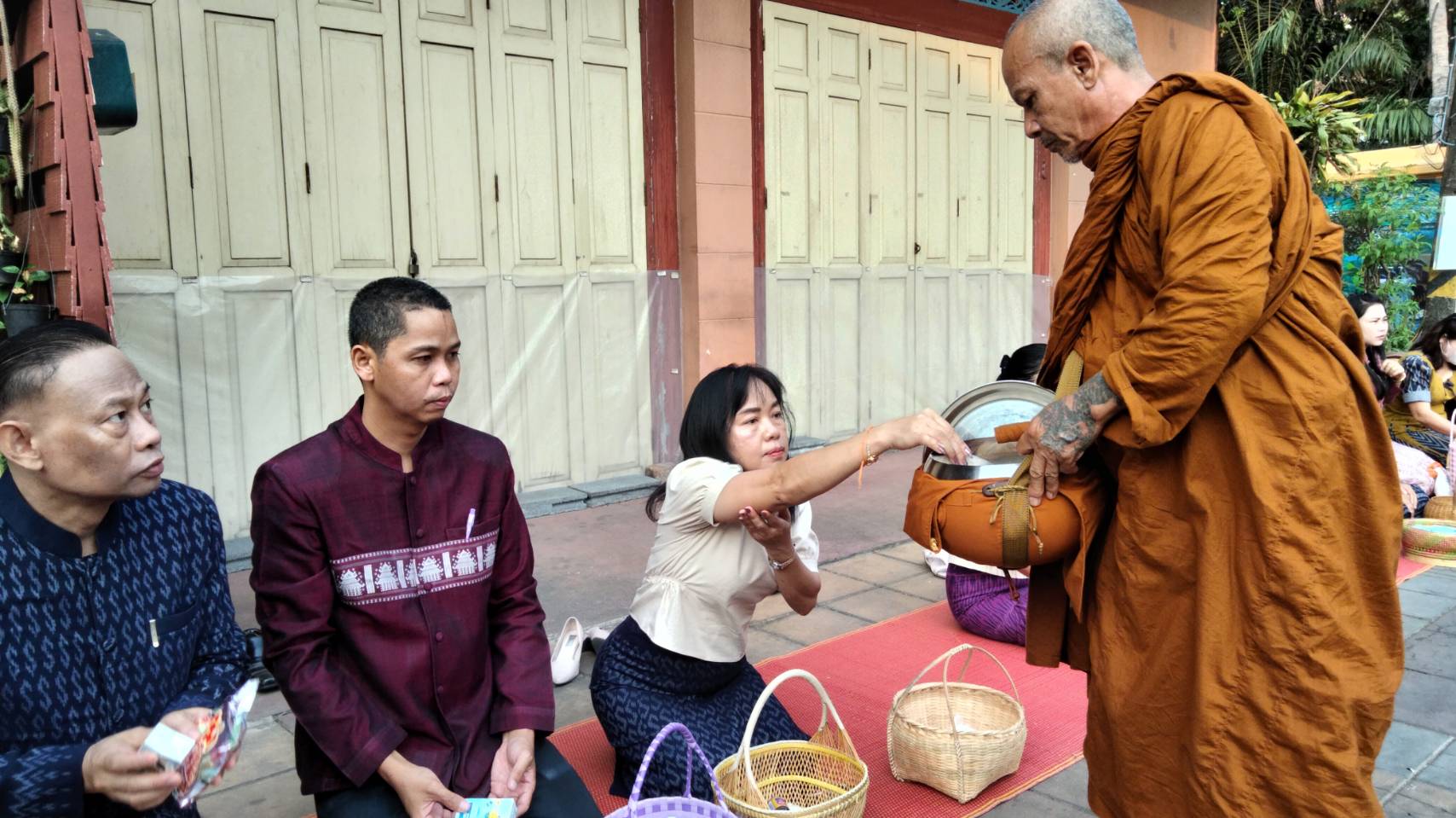 พช.ยโสธร ร่วมกิจกรรมทำบุญตักบาตรย้อนยุค วิถีถิ่น วิถีไทย ถนนคนเดินยโสธร เมืองเก่าบ้านสิงห์ท่า