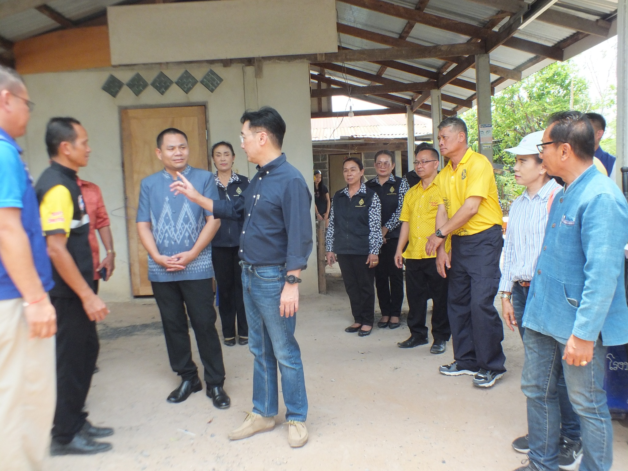 รองผู้ว่าราชการจังหวัดยโสธร ลงพื้นที่ติดตามการเนินงานศูนย์อำนวยการขจัดความยากจนและพัฒนาคนทุกช่วงวัยอย่างยั่งยืน ตามหลักปรัชญาของเศรษฐกิจพอเพียง (ศจพ.อ.) พื้นที่อำเภอกุดชุม จังหวัดยโสธร