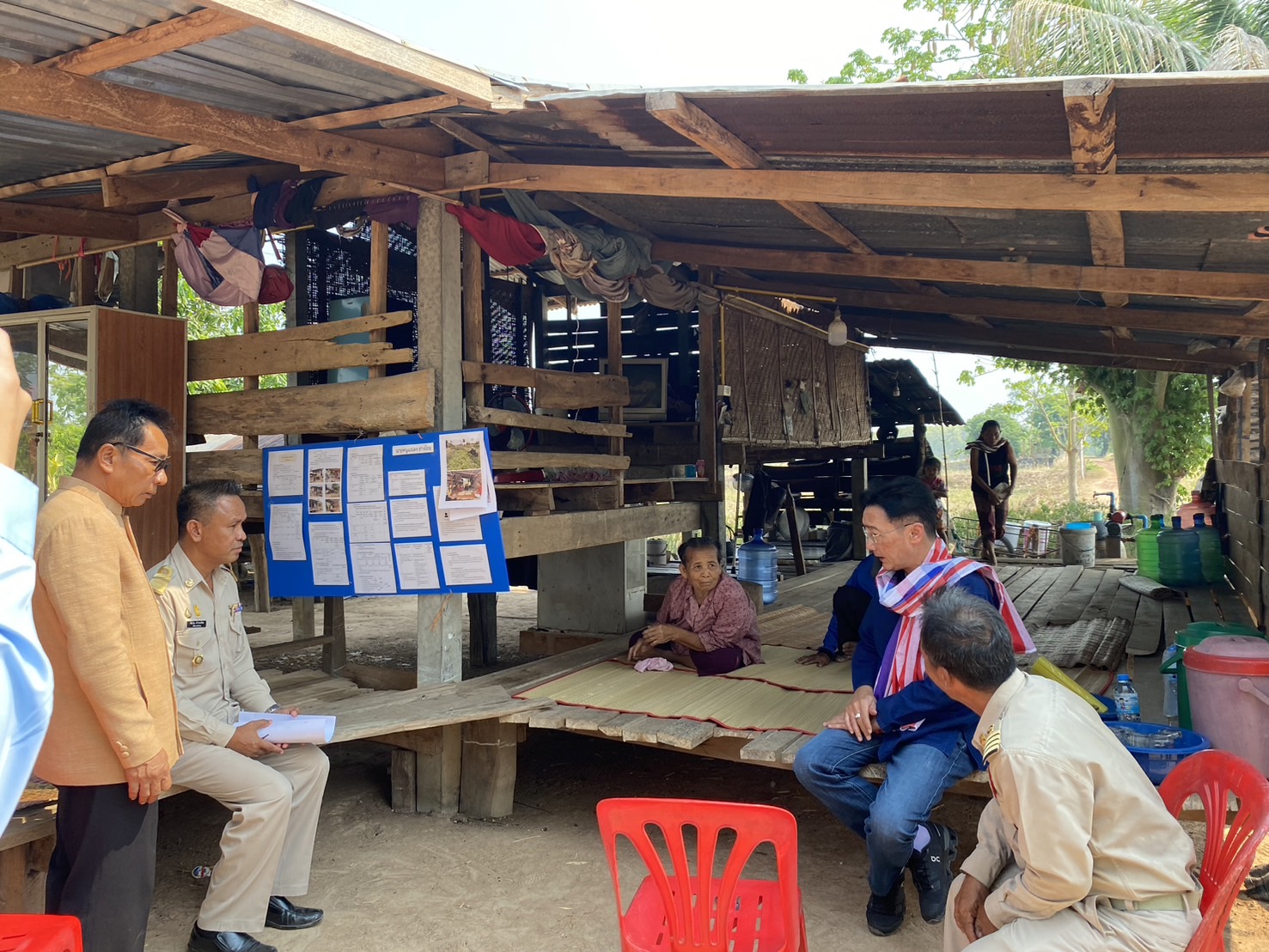 รองผู้ว่าราชการจังหวัดยโสธร ลงพื้นที่ติดตามการเนินงานศูนย์อำนวยการขจัดความยากจนและพัฒนาคนทุกช่วงวัยอย่างยั่งยืน ตามหลักปรัชญาของเศรษฐกิจพอเพียง (ศจพ.อ.) พื้นที่อำเภอไทยเจริญ จังหวัดยโสธร