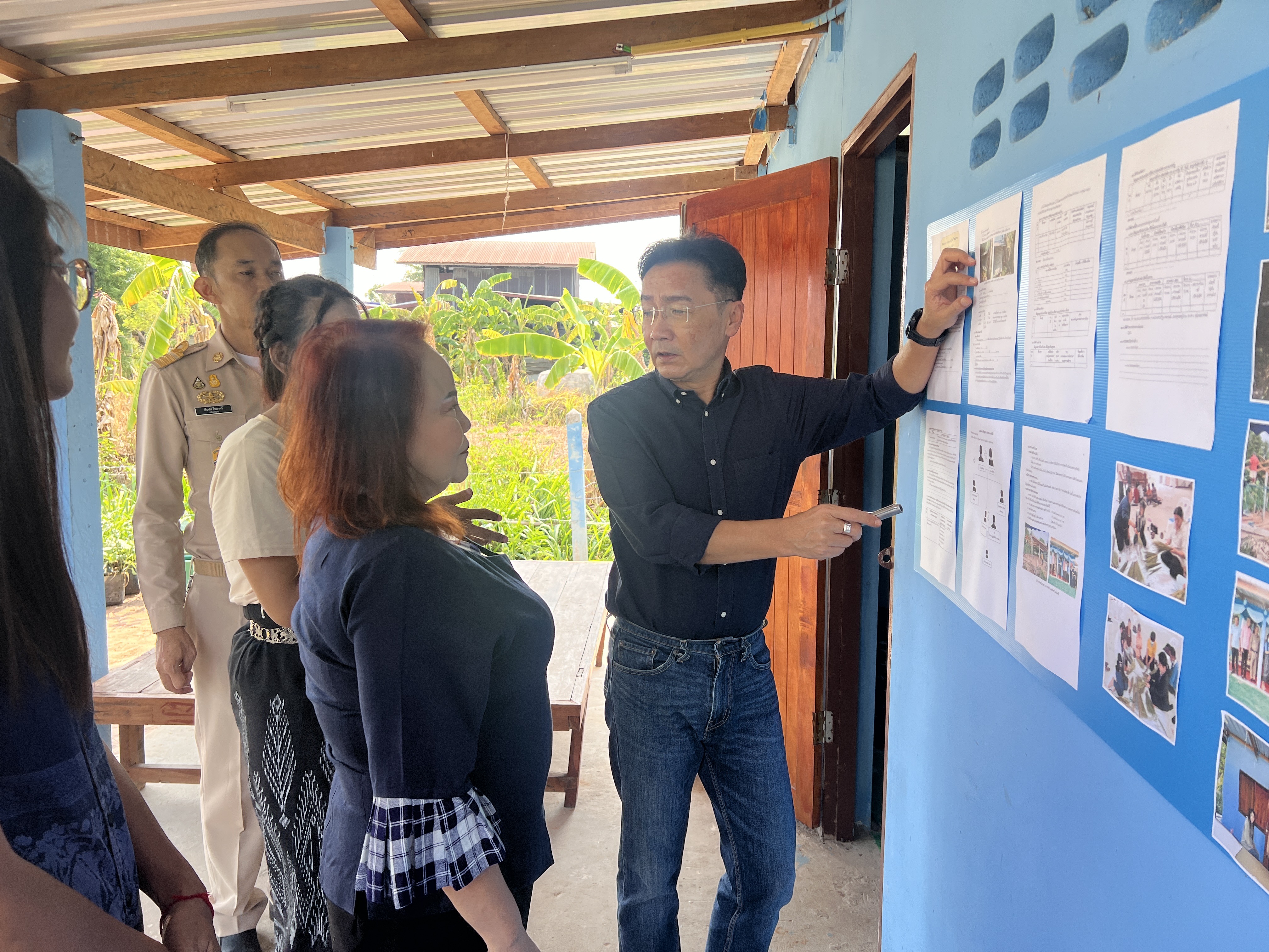 รองผู้ว่าราชการจังหวัดยโสธร ลงพื้นที่ติดตามการเนินงานศูนย์อำนวยการขจัดความยากจนและพัฒนาคนทุกช่วงวัยอย่างยั่งยืน ตามหลักปรัชญาของเศรษฐกิจพอเพียง (ศจพ.อ.) พื้นที่อำเภอเลิงนกทา จังหวัดยโสธร