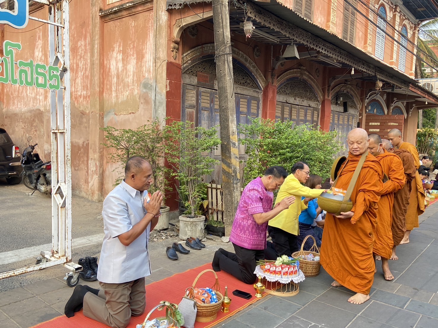 พช.ยโสธร ร่วมกิจกรรมทำบุญตักบาตรย้อนยุค วิถีถิ่น วิถีไทย ถนนคนเดินยโสธร เมืองเก่าบ้านสิงห์ท่า