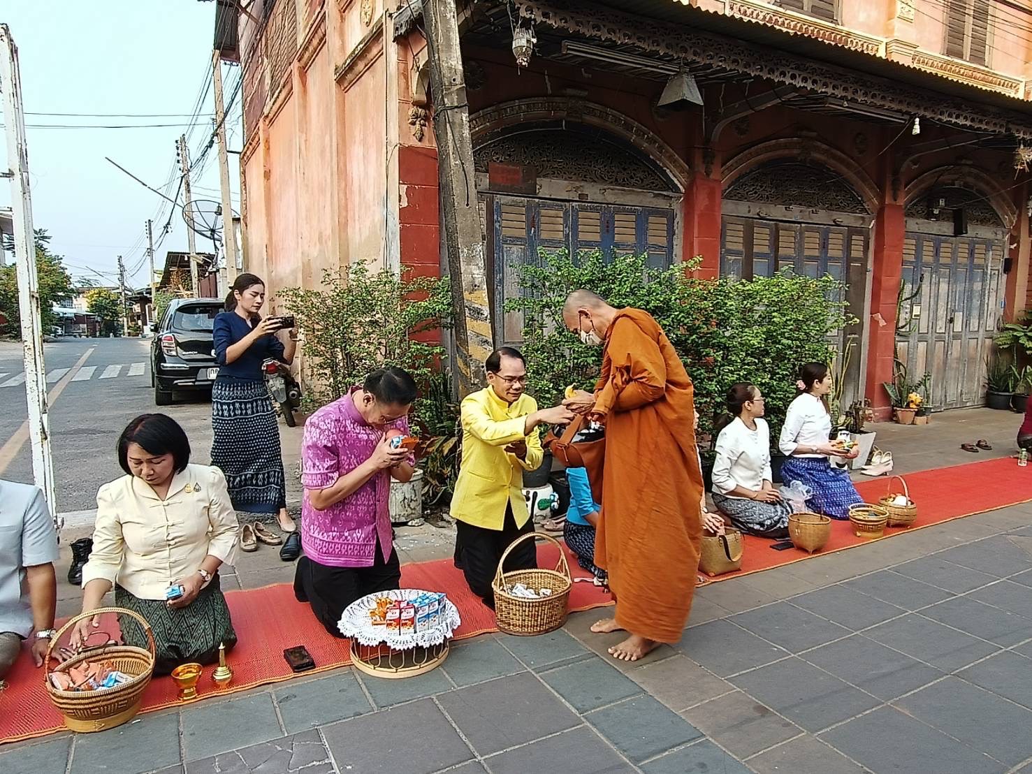 พช.ยโสธร ร่วมกิจกรรมทำบุญตักบาตรย้อนยุค วิถีถิ่น วิถีไทย ถนนคนเดินยโสธร เมืองเก่าบ้านสิงห์ท่า
