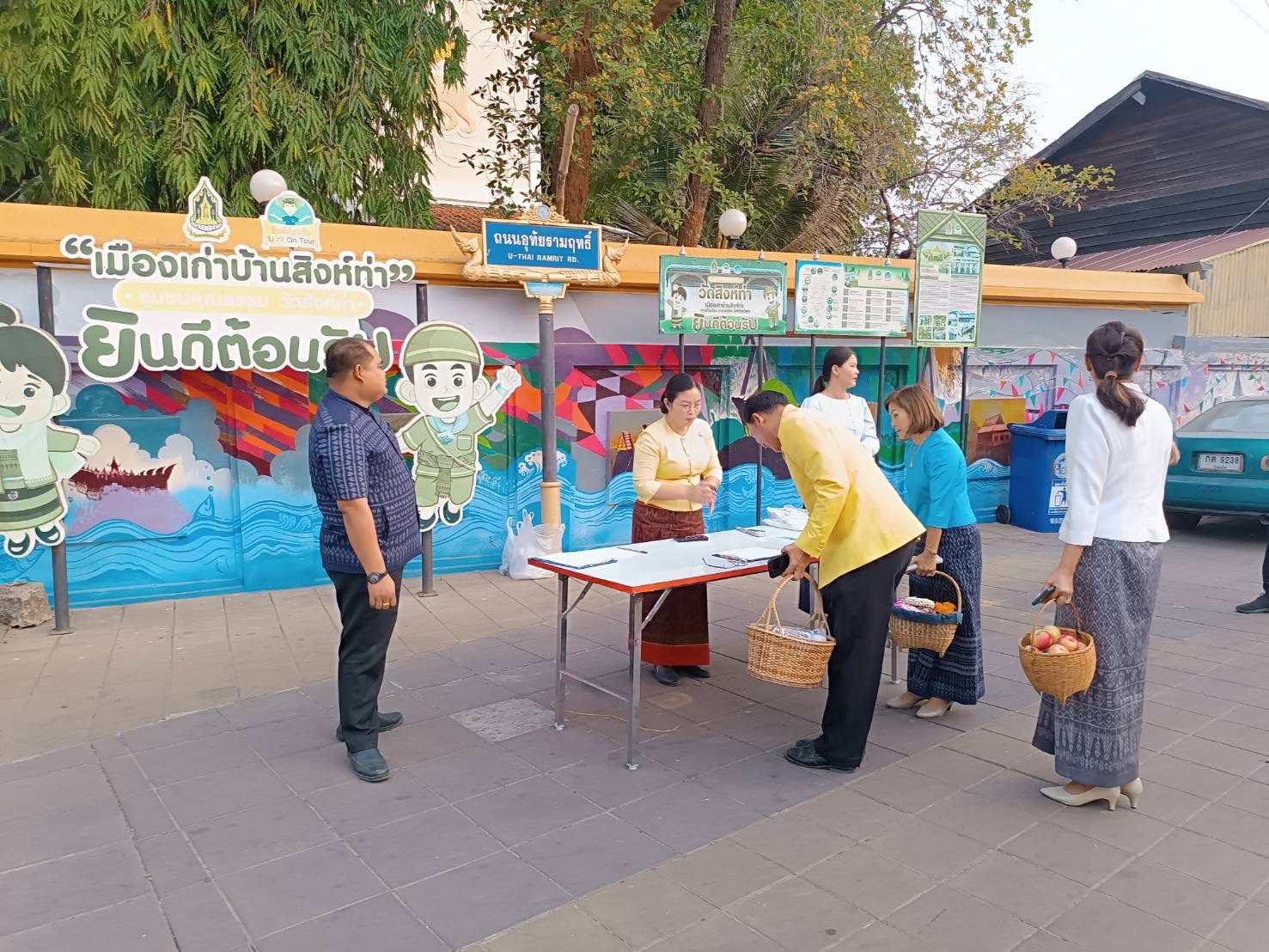 พช.ยโสธร ร่วมกิจกรรมทำบุญตักบาตรย้อนยุค วิถีถิ่น วิถีไทย ถนนคนเดินยโสธร เมืองเก่าบ้านสิงห์ท่า