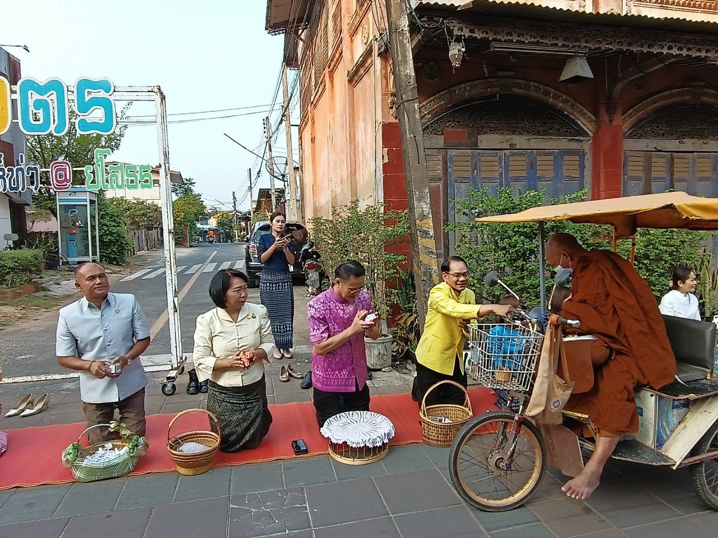 พช.ยโสธร ร่วมกิจกรรมทำบุญตักบาตรย้อนยุค วิถีถิ่น วิถีไทย ถนนคนเดินยโสธร เมืองเก่าบ้านสิงห์ท่า