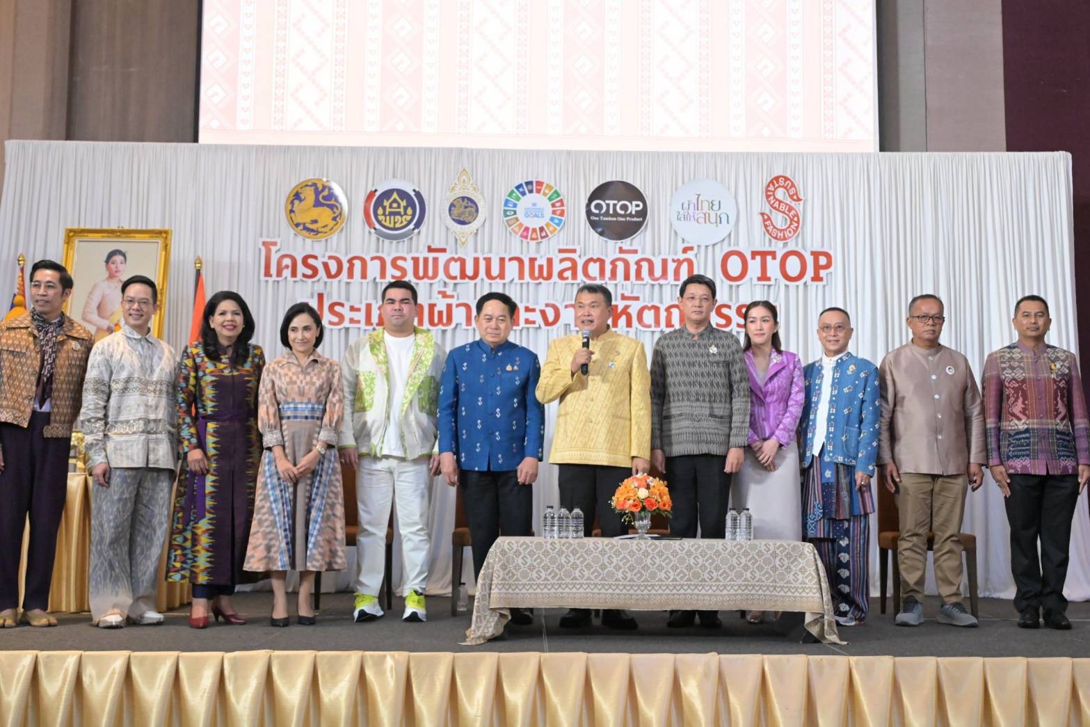 พช.ยโสธร ร่วมงานหัตถกรรม ณ จุดดำเนินการที่ 4 จังหวัดขอนแก่น มุ่งสร้างมูลค่าผลิตภัณฑ์ในท้องถิ่นทุกภูมิภาค อย่างมั่นคงและยั่งยืน พร้อมผลักดันภูมิปัญญา “ผ้าไทยและงานหัตถกรรม” นำทางสู่ตลาดแฟชั่นระดับสากล