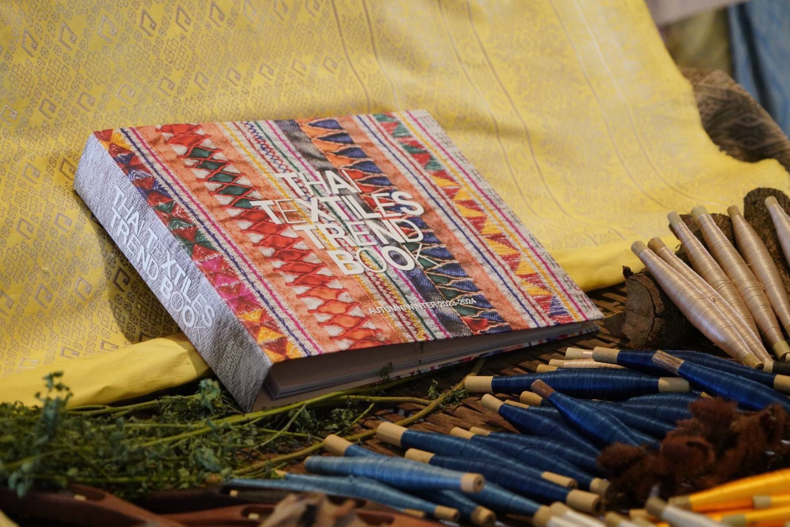 พช.ยโสธร ร่วมงานหัตถกรรม ณ จุดดำเนินการที่ 4 จังหวัดขอนแก่น มุ่งสร้างมูลค่าผลิตภัณฑ์ในท้องถิ่นทุกภูมิภาค อย่างมั่นคงและยั่งยืน พร้อมผลักดันภูมิปัญญา “ผ้าไทยและงานหัตถกรรม” นำทางสู่ตลาดแฟชั่นระดับสากล