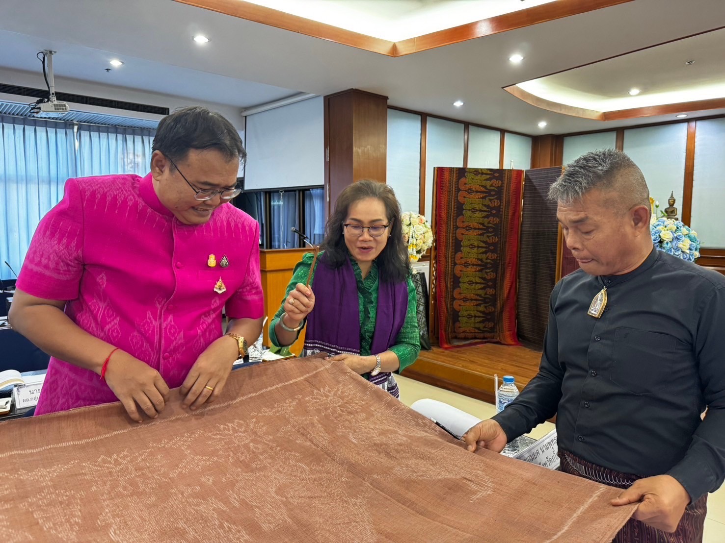 จังหวัดยโสธร จัดประกวดสุดยอดผ้าจังหวัดยโสธร สืบสานงานหัตถศิลป์ หัตถกรรมผ้า จังหวัดยโสธร