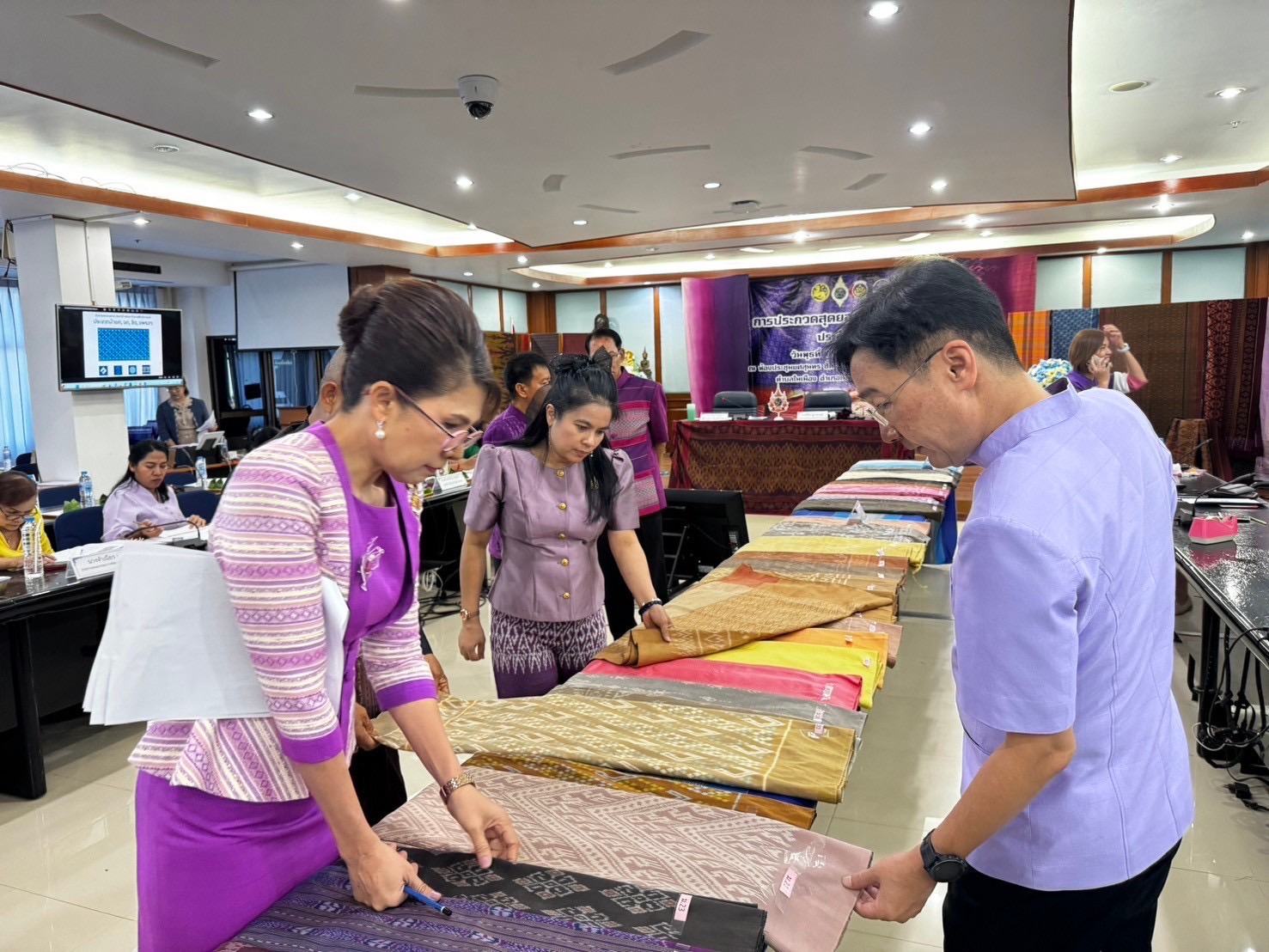 จังหวัดยโสธร จัดประกวดสุดยอดผ้าจังหวัดยโสธร สืบสานงานหัตถศิลป์ หัตถกรรมผ้า จังหวัดยโสธร