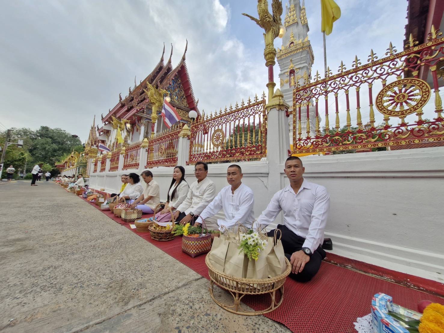 พช.ยโสธร ร่วมทำบุญตักบาตรเนื่องในวันวิสาขบูชา ปี 2567