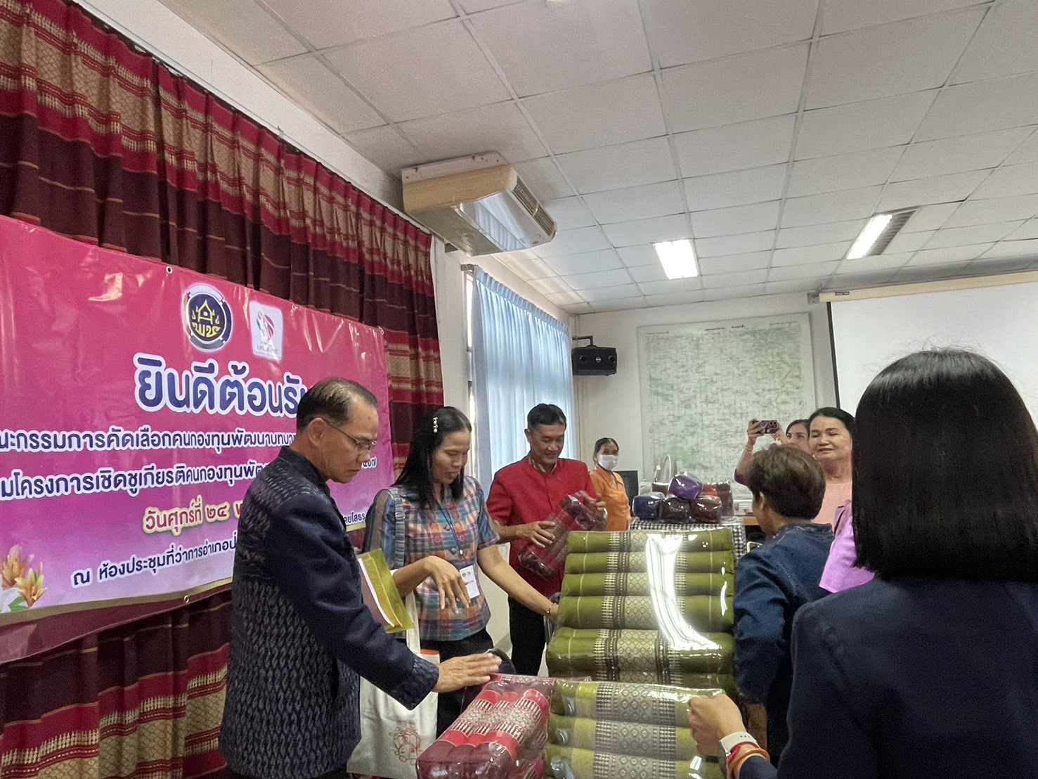 พช.ยโสธร ดำเนินโครงการเชิดชูเกียรติคนกองทุนพัฒนาบทบาทสตรี ประจำปี 2567 กิจกรรมการคัดเลือกคนกองทุนพัฒนาบทบาทสตรีดีเด่น ระดับจังหวัด ในพื้นที่อำเภอป่าติ้วและอำเภอมหาชนะชัย จังหวัดยโสธร