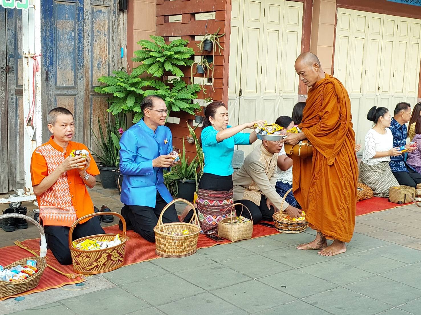 พช.ยโสธร ร่วมกิจกรรมทำบุญตักบาตรย้อนยุค วิถีถิ่น วิถีไทย ถนนคนเดินยโสธร เมืองเก่าบ้านสิงห์ท่า