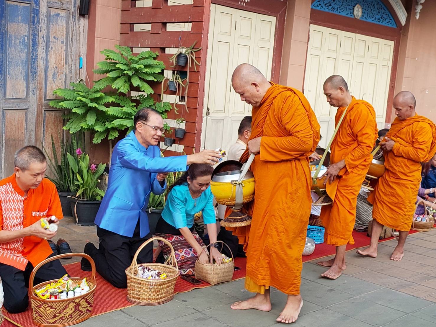 พช.ยโสธร ร่วมกิจกรรมทำบุญตักบาตรย้อนยุค วิถีถิ่น วิถีไทย ถนนคนเดินยโสธร เมืองเก่าบ้านสิงห์ท่า