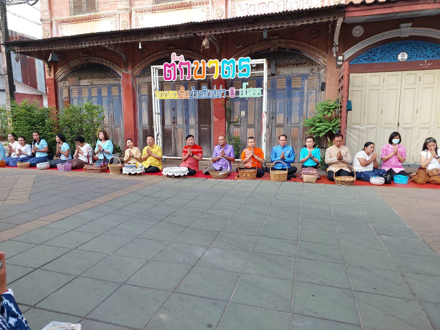 พช.ยโสธร ร่วมกิจกรรมทำบุญตักบาตรย้อนยุค วิถีถิ่น วิถีไทย ถนนคนเดินยโสธร เมืองเก่าบ้านสิงห์ท่า