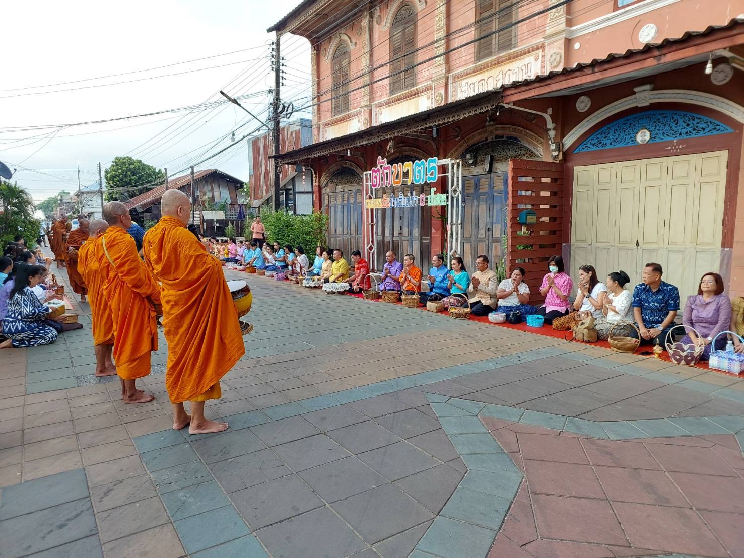 พช.ยโสธร ร่วมกิจกรรมทำบุญตักบาตรย้อนยุค วิถีถิ่น วิถีไทย ถนนคนเดินยโสธร เมืองเก่าบ้านสิงห์ท่า