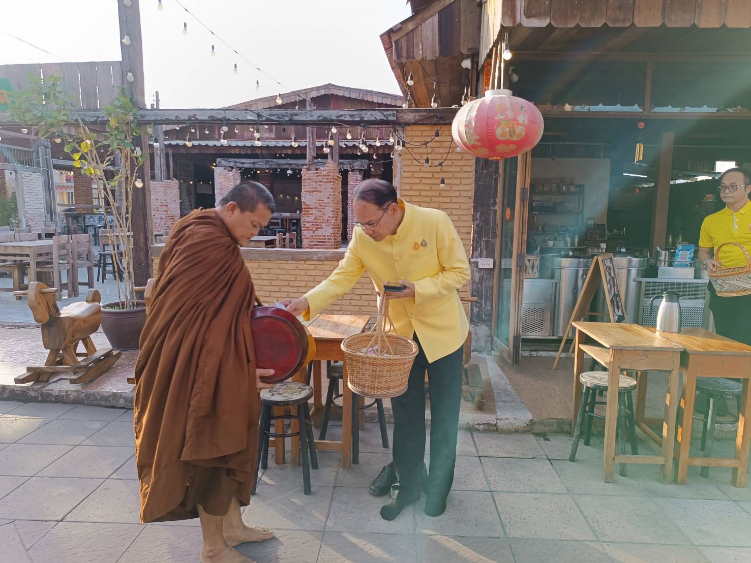 พช.ยโสธรร่วมทำบุญตักบาตรย้อนยุค วิถีถิ่น วิถีไทย ถนนคนเดินยโสธร เมืองเก่าบ้านสิงห์ท่า และร่วมกันสวมใส่ผ้าไทยตามโครงการ “ผ้าไทยใส่ให้สนุก”