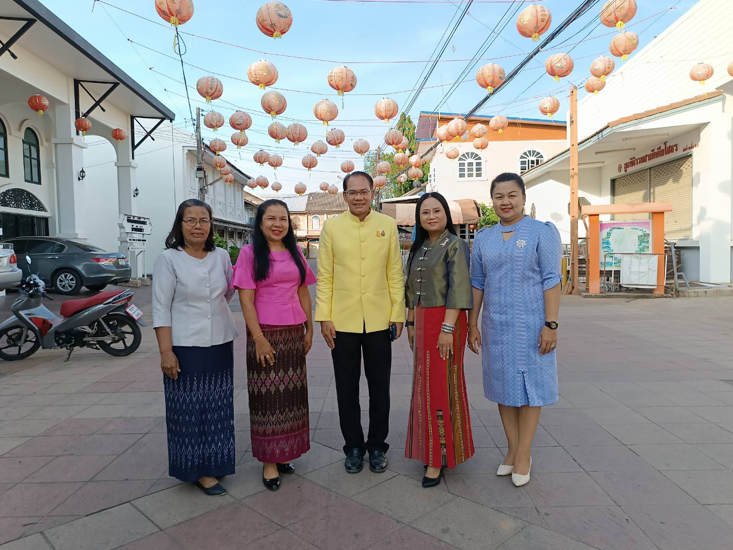 พช.ยโสธรร่วมทำบุญตักบาตรย้อนยุค วิถีถิ่น วิถีไทย ถนนคนเดินยโสธร เมืองเก่าบ้านสิงห์ท่า และร่วมกันสวมใส่ผ้าไทยตามโครงการ “ผ้าไทยใส่ให้สนุก”