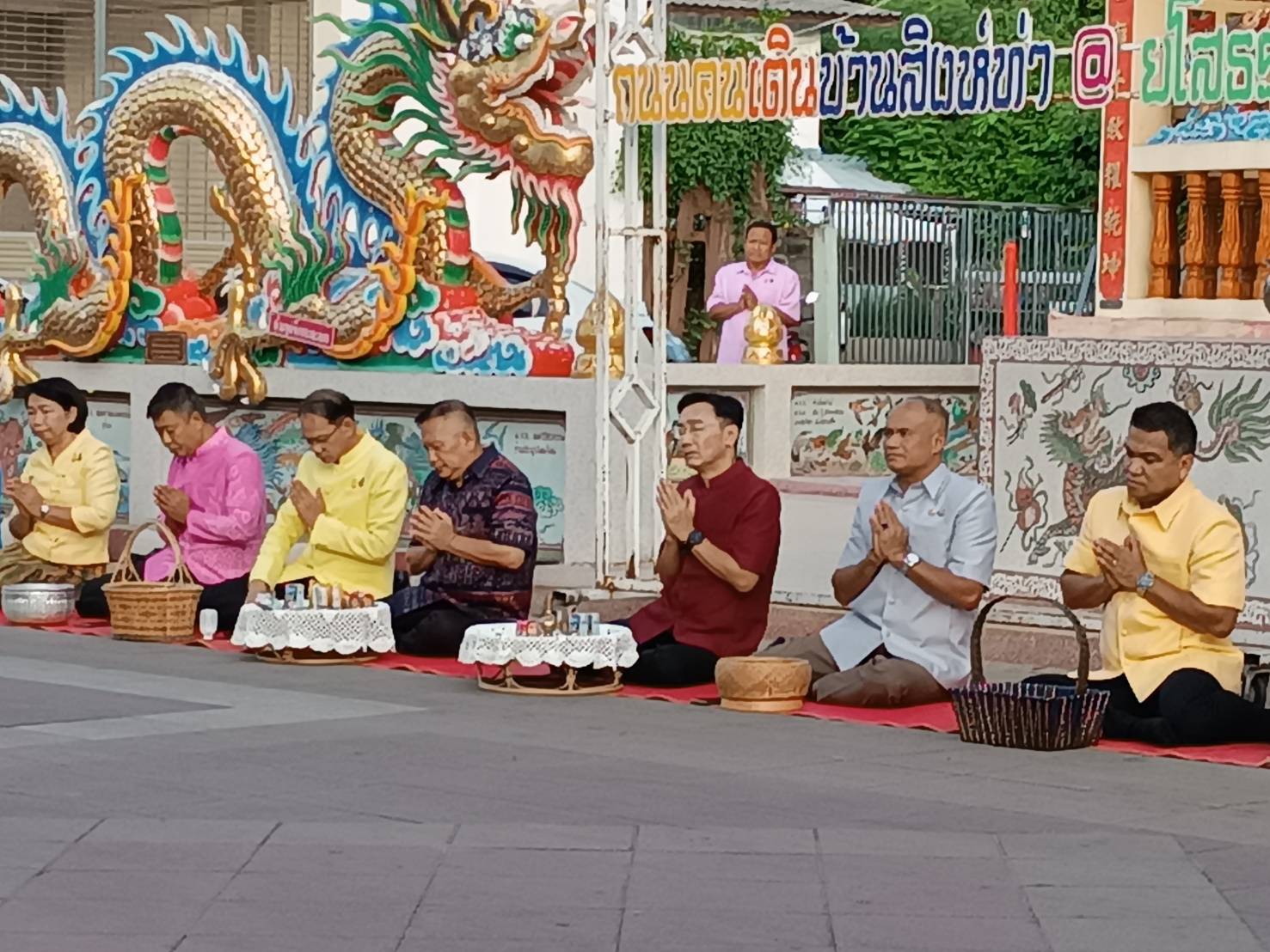 พช.ยโสธรร่วมทำบุญตักบาตรย้อนยุค วิถีถิ่น วิถีไทย ถนนคนเดินยโสธร เมืองเก่าบ้านสิงห์ท่า และร่วมกันสวมใส่ผ้าไทยตามโครงการ “ผ้าไทยใส่ให้สนุก”