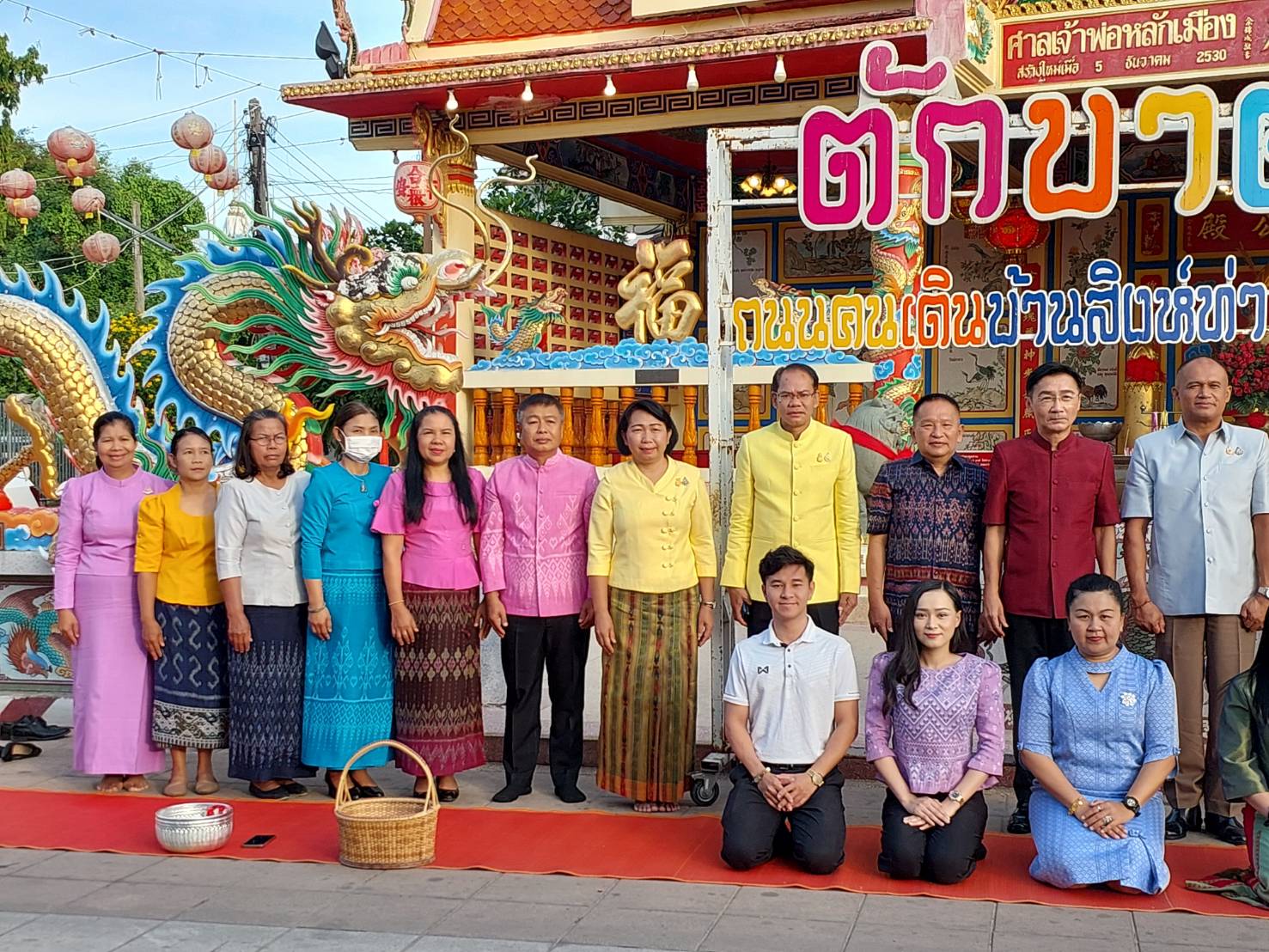 พช.ยโสธรร่วมทำบุญตักบาตรย้อนยุค วิถีถิ่น วิถีไทย ถนนคนเดินยโสธร เมืองเก่าบ้านสิงห์ท่า และร่วมกันสวมใส่ผ้าไทยตามโครงการ “ผ้าไทยใส่ให้สนุก”