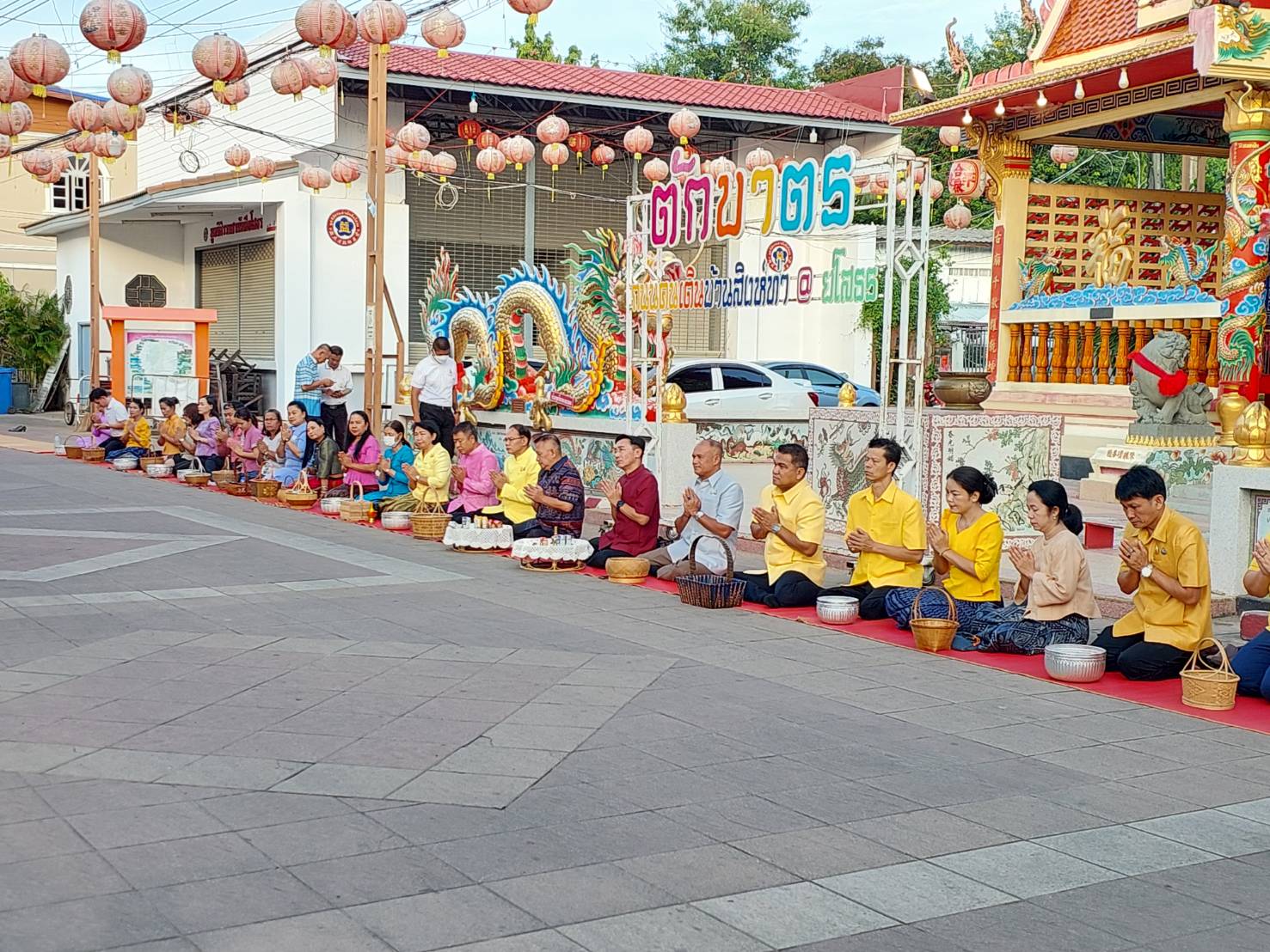 พช.ยโสธรร่วมทำบุญตักบาตรย้อนยุค วิถีถิ่น วิถีไทย ถนนคนเดินยโสธร เมืองเก่าบ้านสิงห์ท่า และร่วมกันสวมใส่ผ้าไทยตามโครงการ “ผ้าไทยใส่ให้สนุก”