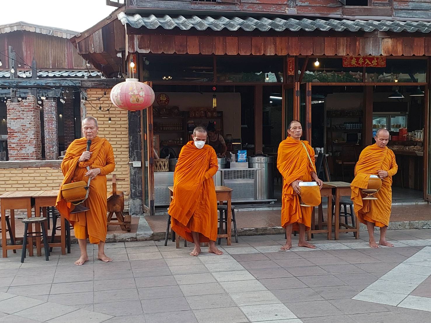 พช.ยโสธรร่วมทำบุญตักบาตรย้อนยุค วิถีถิ่น วิถีไทย ถนนคนเดินยโสธร เมืองเก่าบ้านสิงห์ท่า และร่วมกันสวมใส่ผ้าไทยตามโครงการ “ผ้าไทยใส่ให้สนุก”