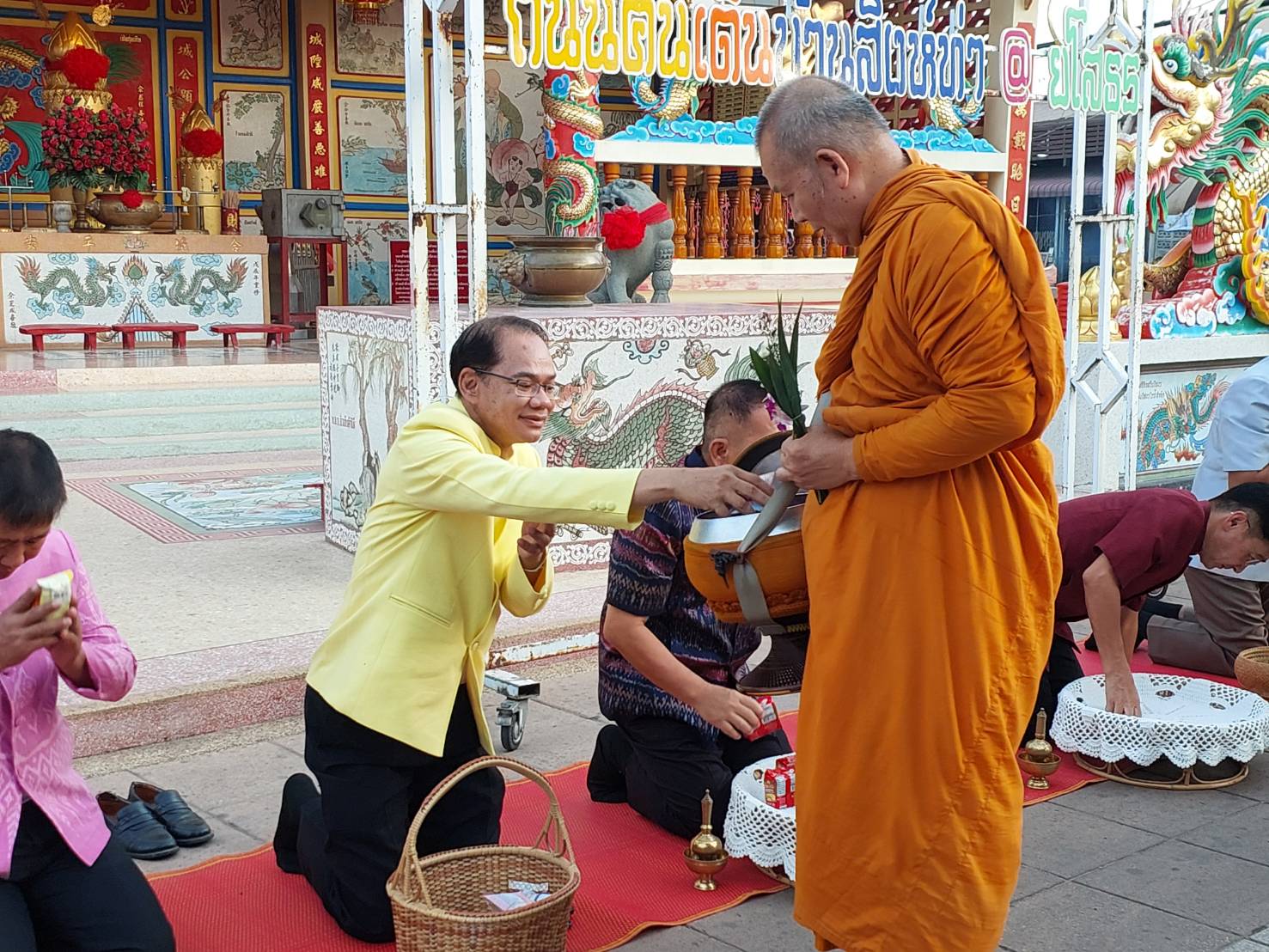 พช.ยโสธรร่วมทำบุญตักบาตรย้อนยุค วิถีถิ่น วิถีไทย ถนนคนเดินยโสธร เมืองเก่าบ้านสิงห์ท่า และร่วมกันสวมใส่ผ้าไทยตามโครงการ “ผ้าไทยใส่ให้สนุก”