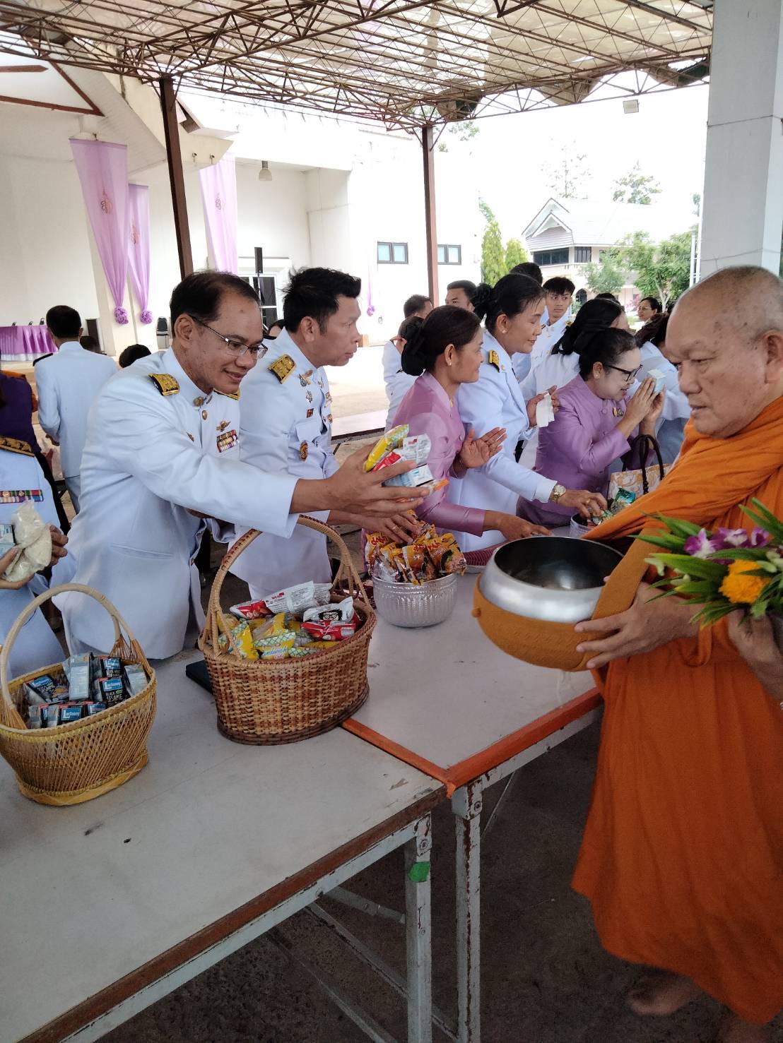 พช. ยโสธร ร่วมทำบุญตักบาตรถวายเป็นพระราชกุศล เนื่องในวันเฉลิมพระชนมพรรษา สมเด็จพระนางเจ้าฯ พระบรมราชินี