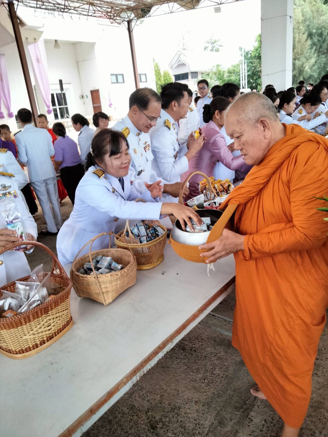 พช. ยโสธร ร่วมทำบุญตักบาตรถวายเป็นพระราชกุศล เนื่องในวันเฉลิมพระชนมพรรษา สมเด็จพระนางเจ้าฯ พระบรมราชินี