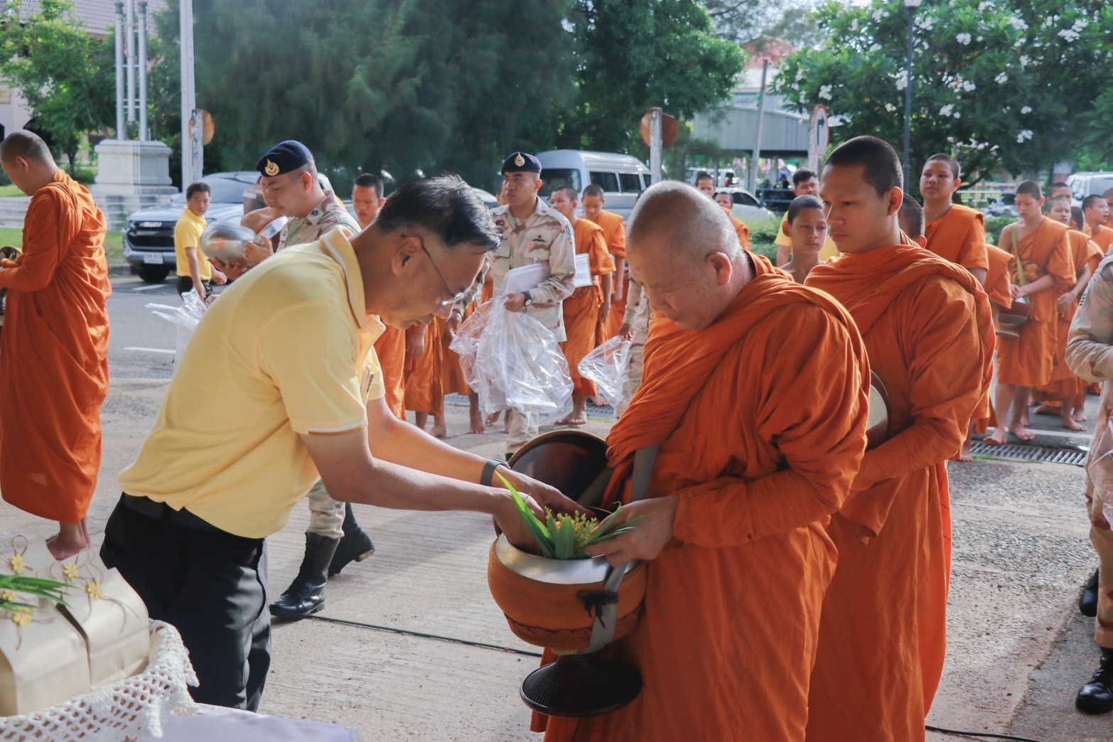 พช. ยโสธร ร่วมทำบุญตักบาตรถวายพระราชกุศล เนื่องในกิจกรรมเดิน วิ่ง ปั่น ธงตราสัญลักษณ์ งานเฉลิมพระเกียรติพระบาทสมเด็จพระเจ้าอยู่หัว เนื่องในโอกาสพระราชพิธีมหามงคล เฉลิมพระชนมพรรษา 6 รอบ 28 กรกฎาคม 2567