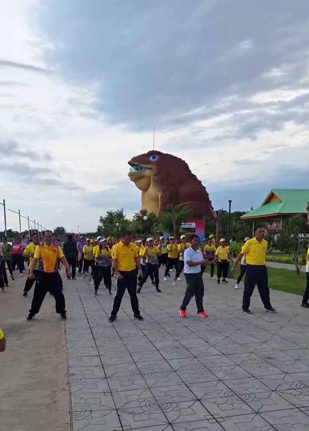 พช ยโสธร ร่วมออกกำลังกาย กับนายชรินทร์ ทองสุข ผู้ว่าราชการจังหวัดยโสธร 📌กิจกรรม “ผู้ว่า…พาฟิต”